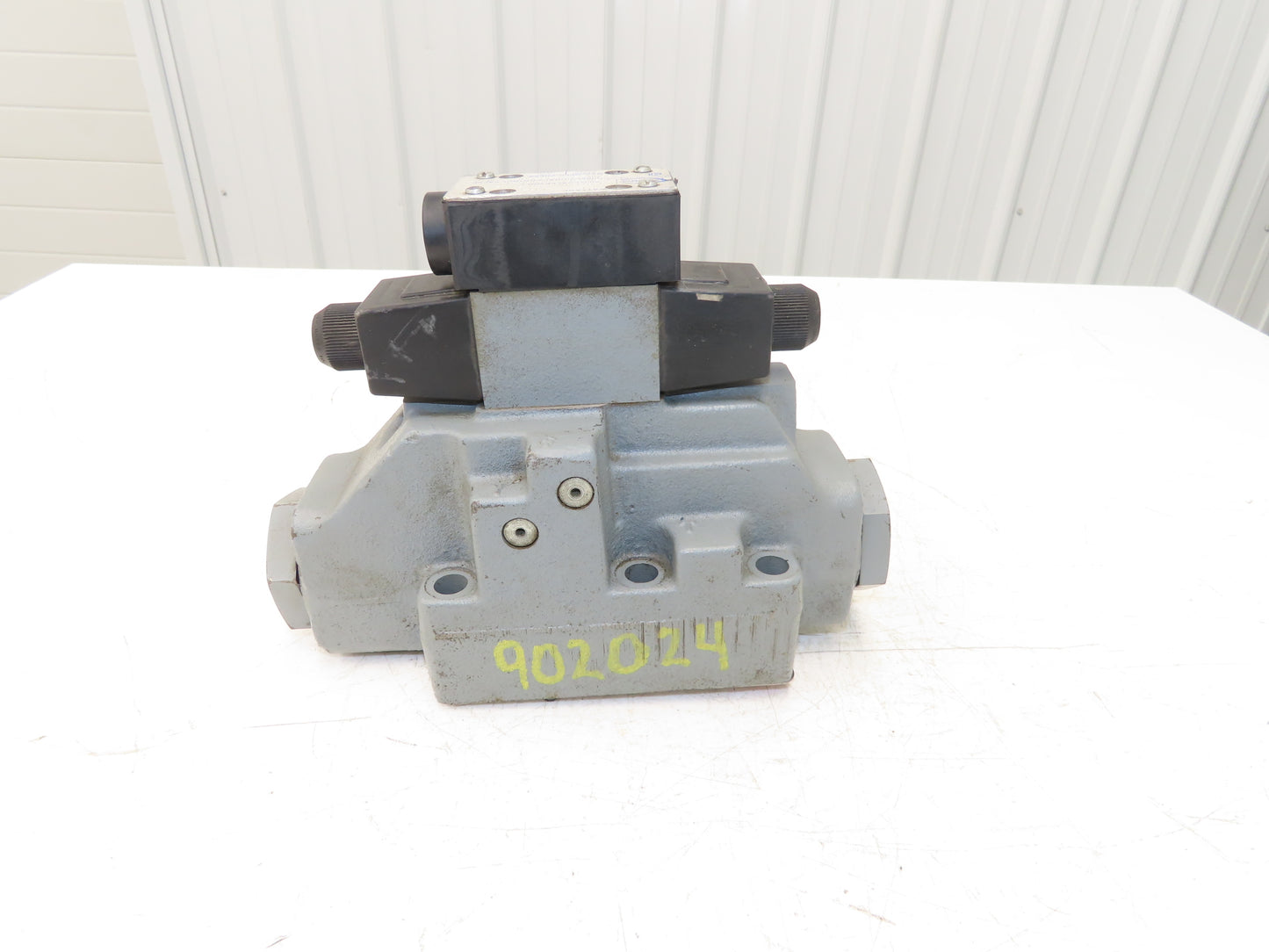 Continental Hydraulics Hydraulic Pilot Operated Directional Valve 120V 60Hz