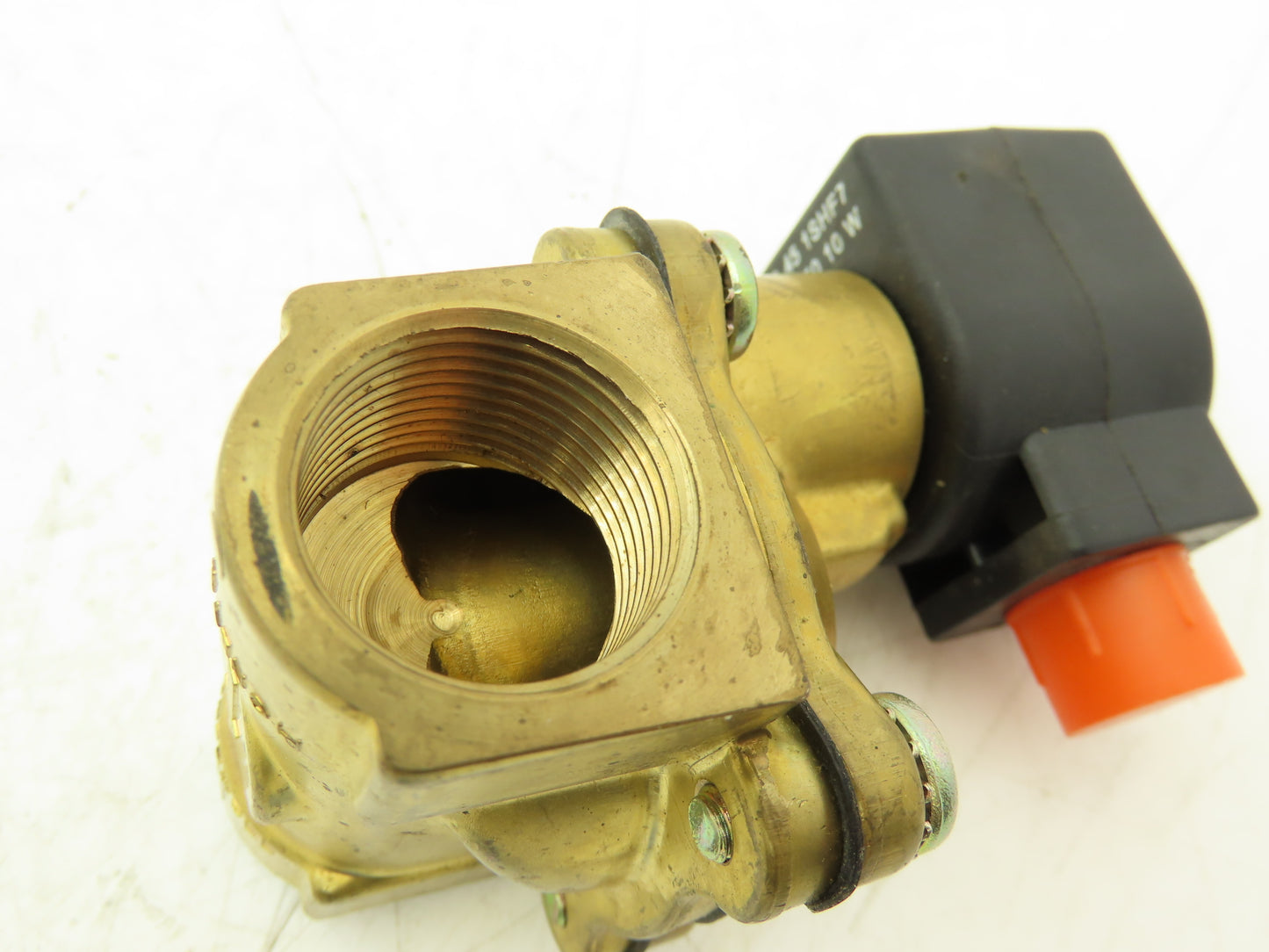 Honeywell Skinner Solenoid Valve Two Way Coil Voltage 240VAC 3/4" NPT 5-150 PSI