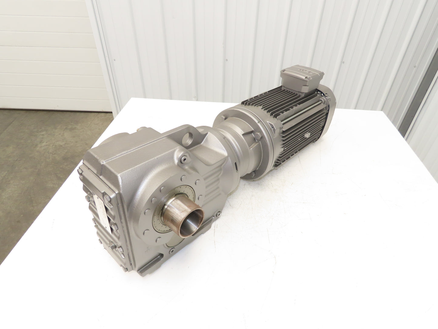 Sew Eurodrive KT77 AMS213/215 DRN132S4 25.6:1 Gearmotor 7.5Hp 230/460V 3PH 69rpm