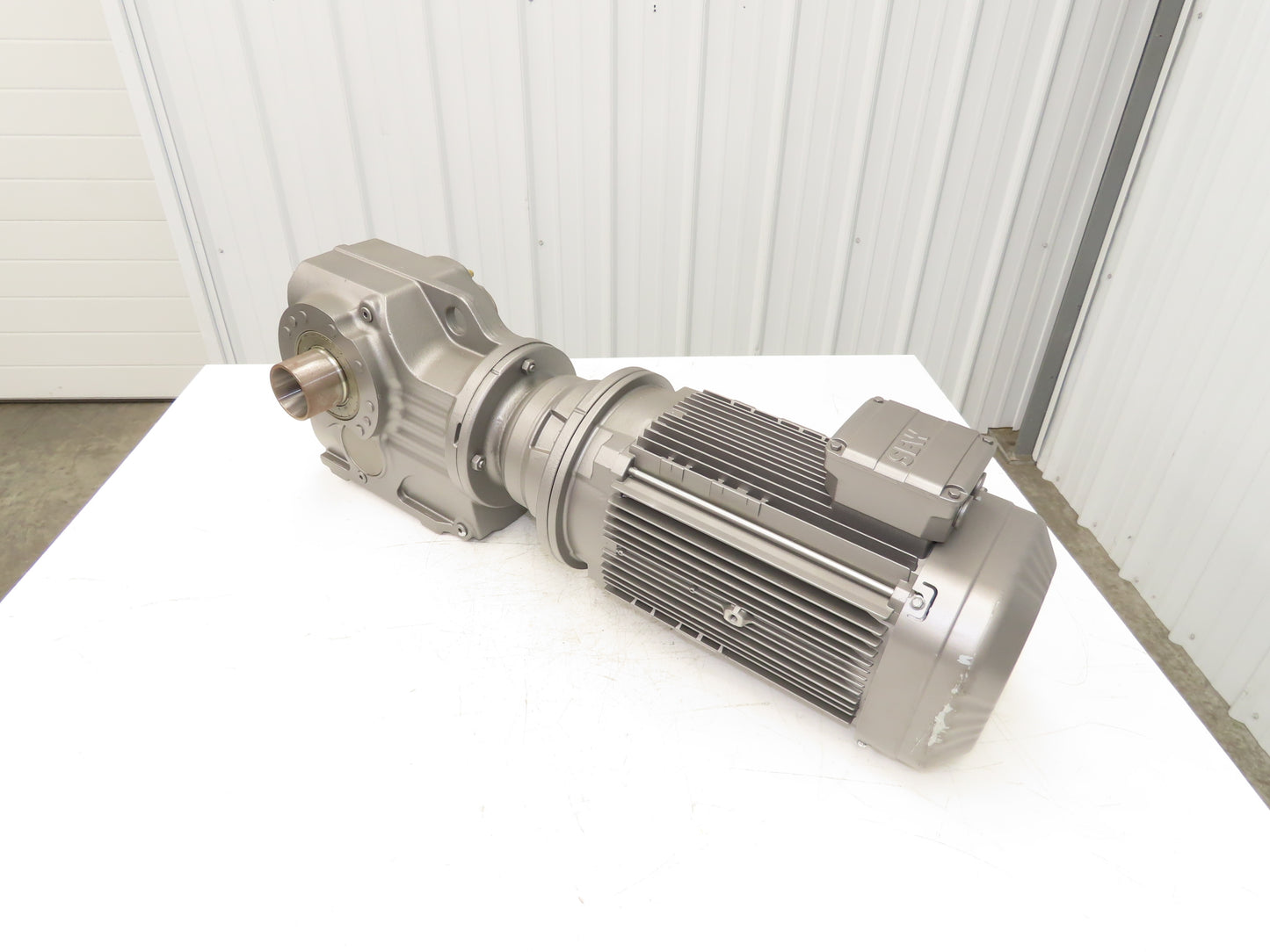 Sew Eurodrive KT77 AMS213/215 DRN132S4 25.6:1 Gearmotor 7.5Hp 230/460V 3PH 69rpm