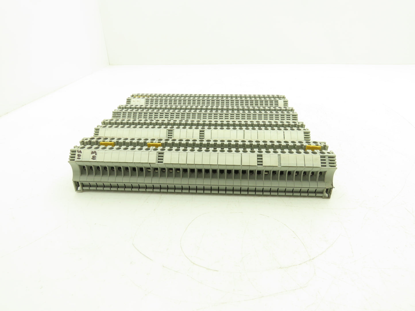 Allen Bradley 1492-J6 1492-EAJ35 Terminal Block With 4 DIN Rails 600V Lot of 129