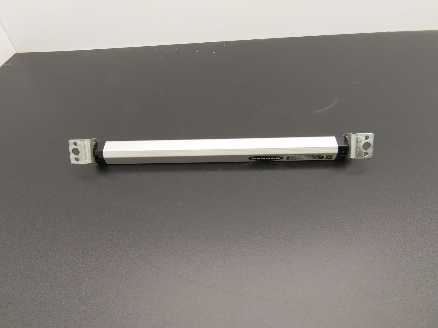 Banner WLS28-2XWG-285XQ Dual Color Light Strip White/Grn 12-30VDC Luminaire 28mm