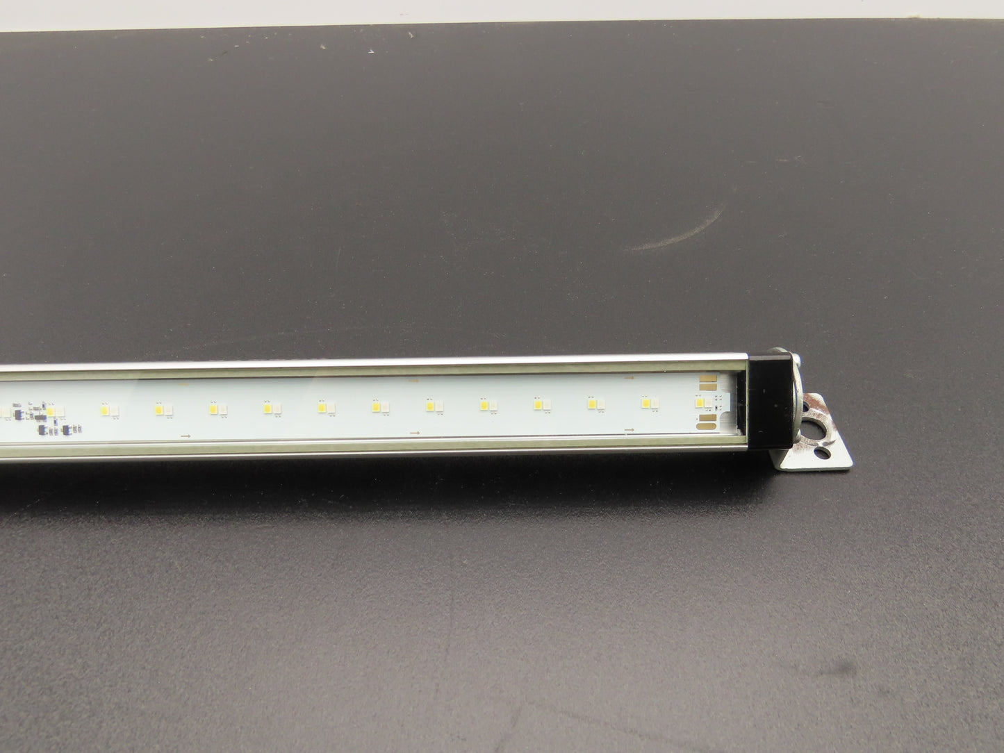 Banner WLS28-2XWG-285XQ Dual Color Light Strip White/Grn 12-30VDC Luminaire 28mm