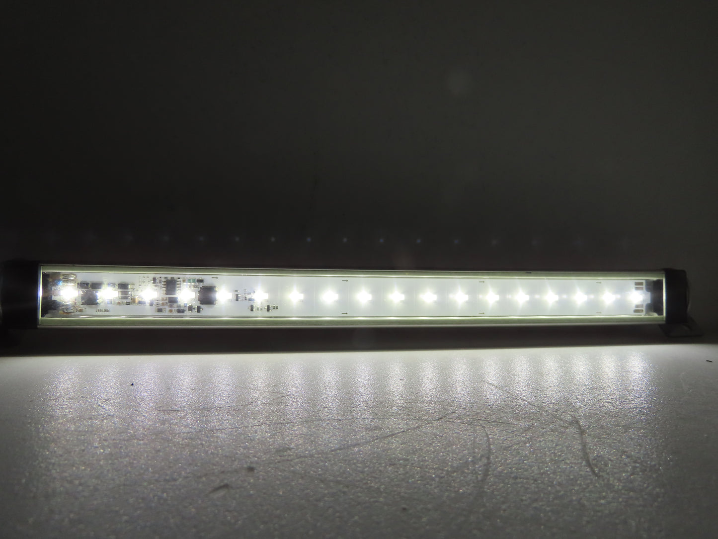 Banner WLS28-2XWG-285XQ Dual Color Light Strip White/Grn 12-30VDC Luminaire 28mm