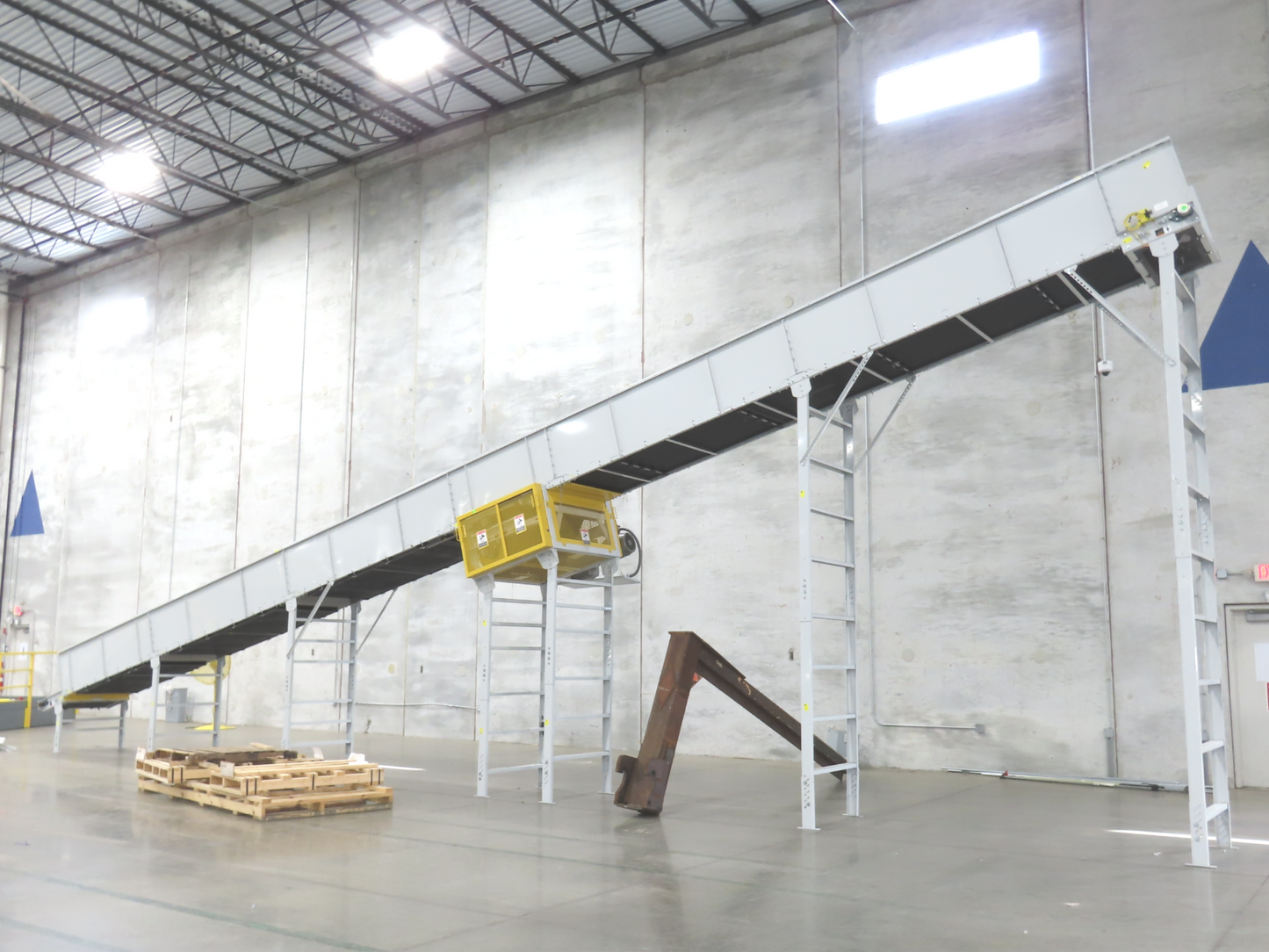 Hytrol BPC 43"x 55' Incline Belt Conveyor 7.5Hp 3PH Center Drive 70fpm 17'H