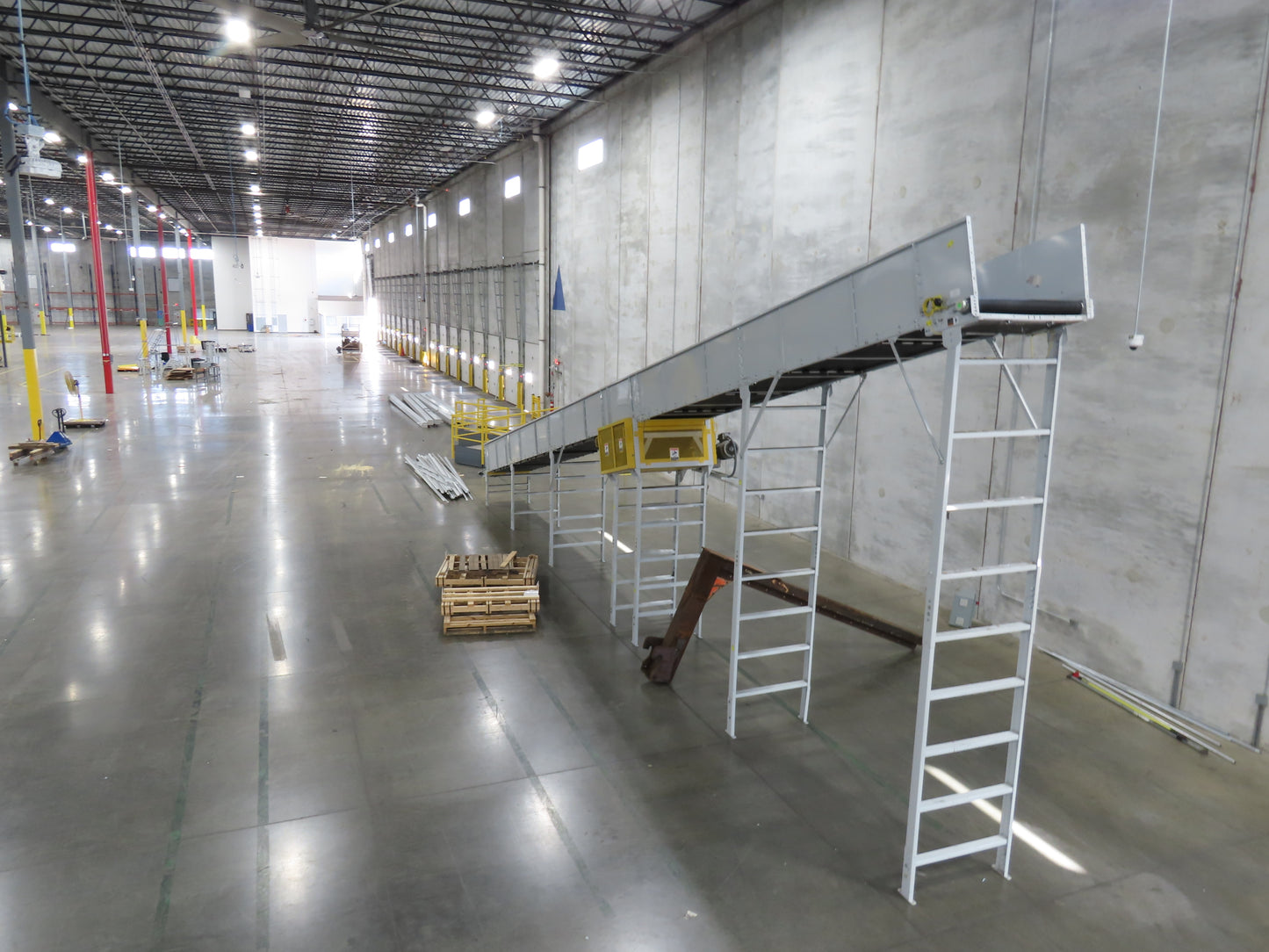 Hytrol BPC 43"x 55' Incline Belt Conveyor 7.5Hp 3PH Center Drive 70fpm 17'H