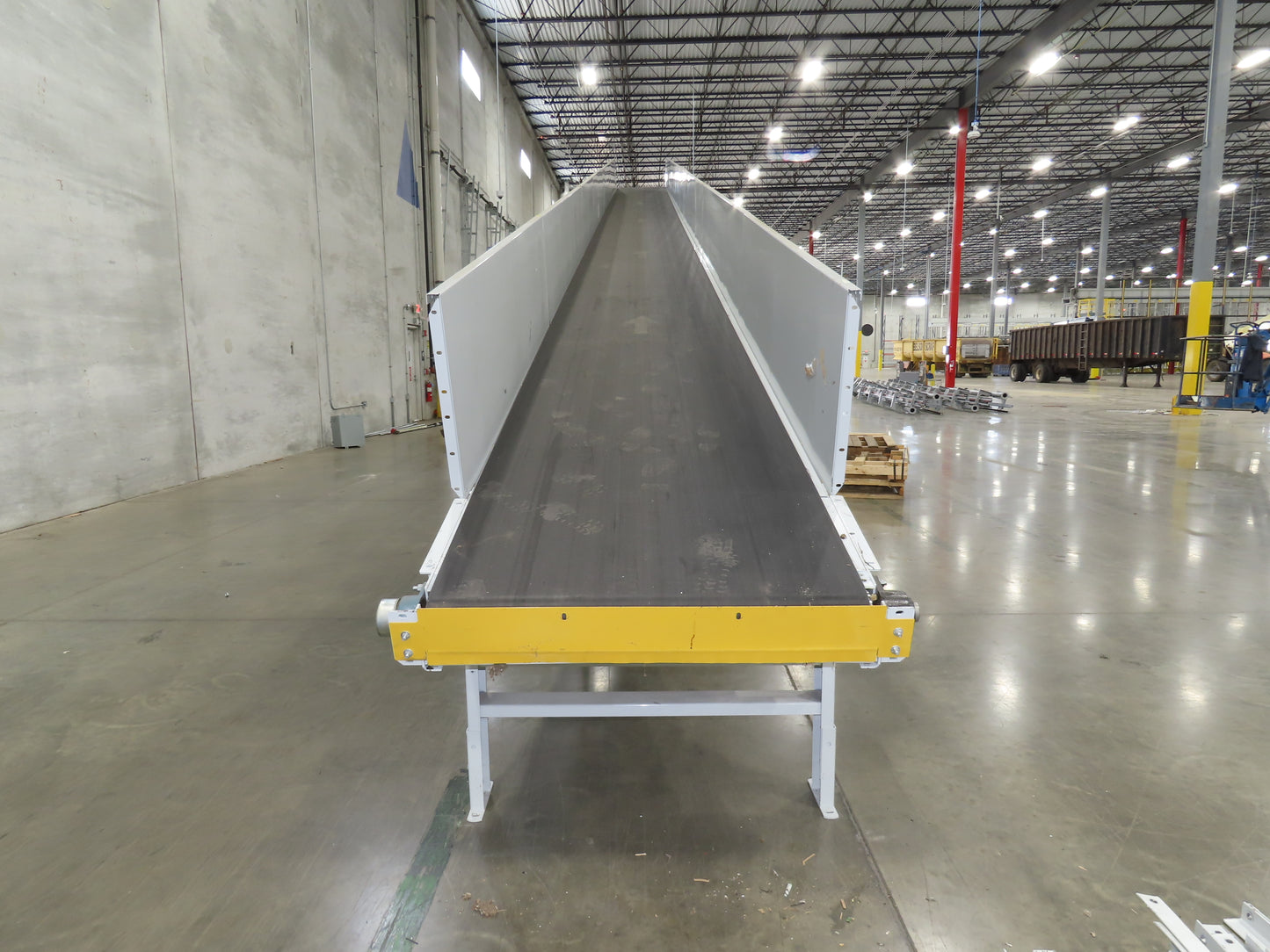 Hytrol BPC 43"x 55' Incline Belt Conveyor 7.5Hp 3PH Center Drive 70fpm 17'H