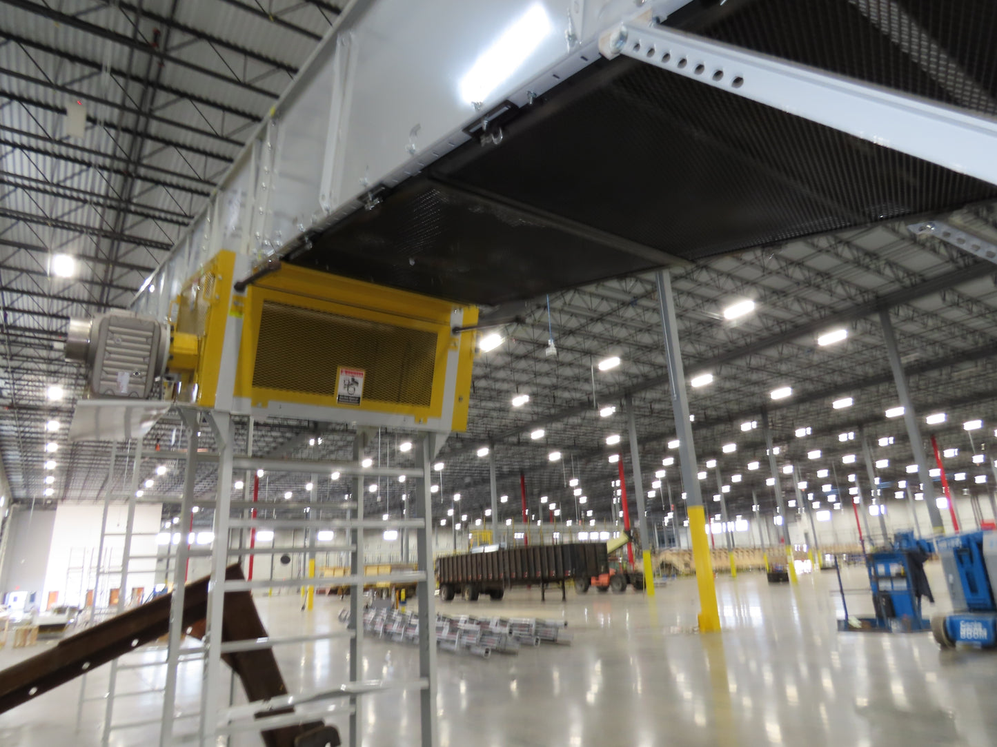 Hytrol BPC 43"x 55' Incline Belt Conveyor 7.5Hp 3PH Center Drive 70fpm 17'H