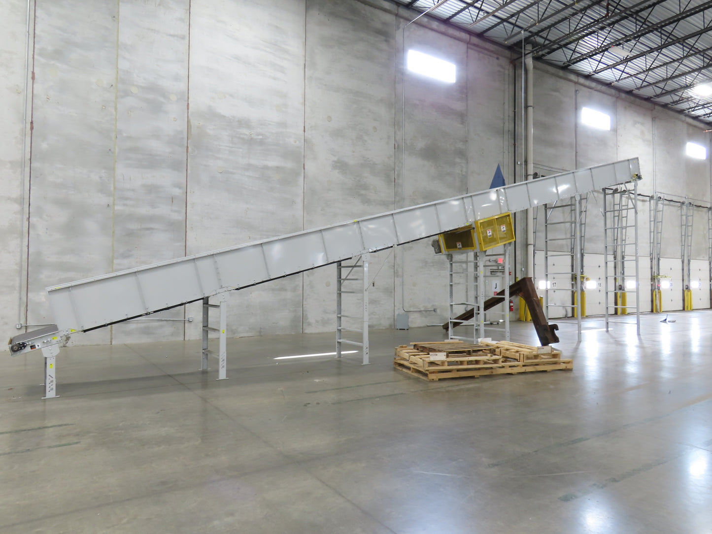 Hytrol BPC 43"x 55' Incline Belt Conveyor 7.5Hp 3PH Center Drive 70fpm 17'H