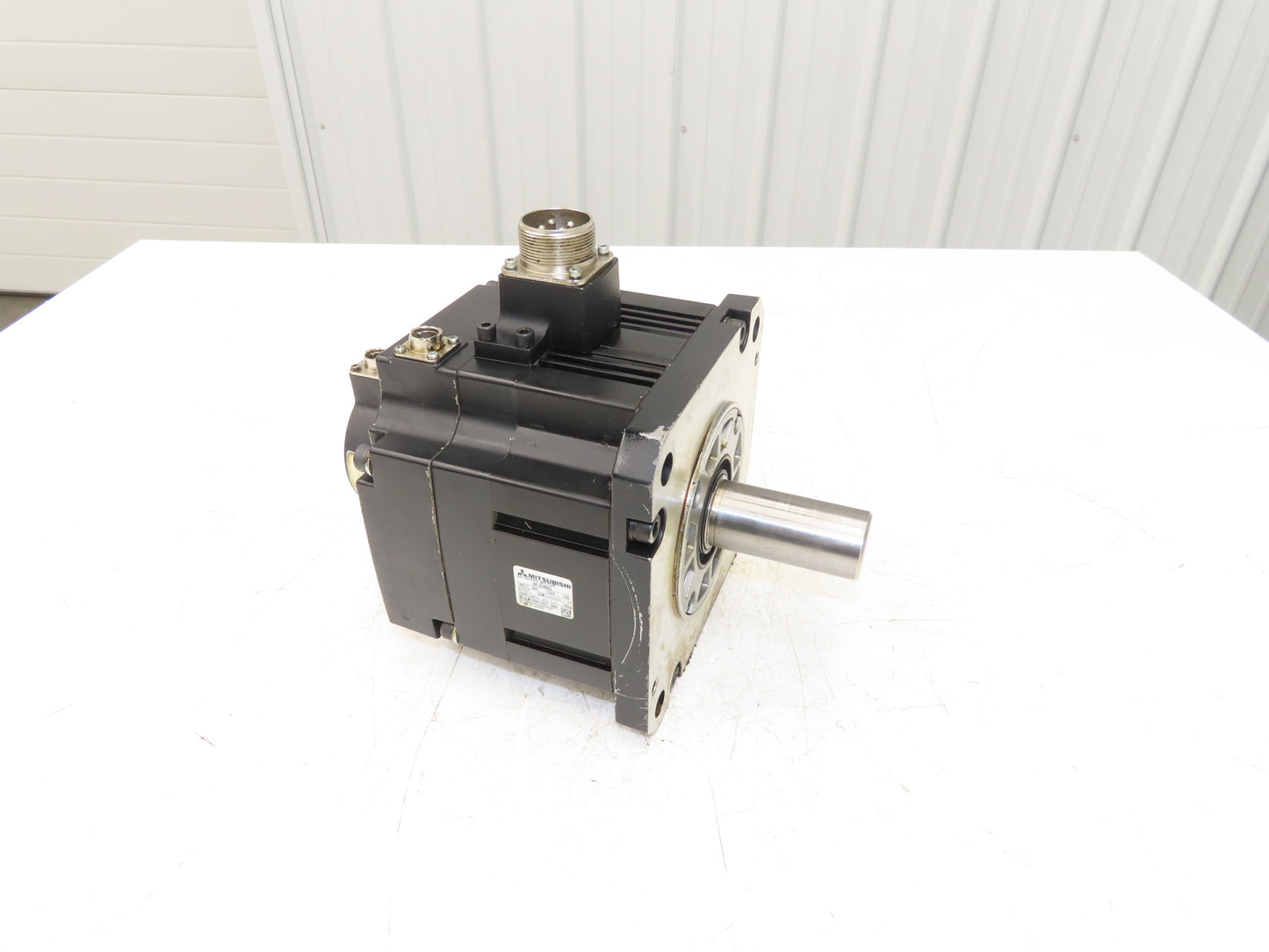 Mitsubishi HF204BS AC Servo Motor 2kw 132V 3PH 3000rpm - Encoder 0SA105S5