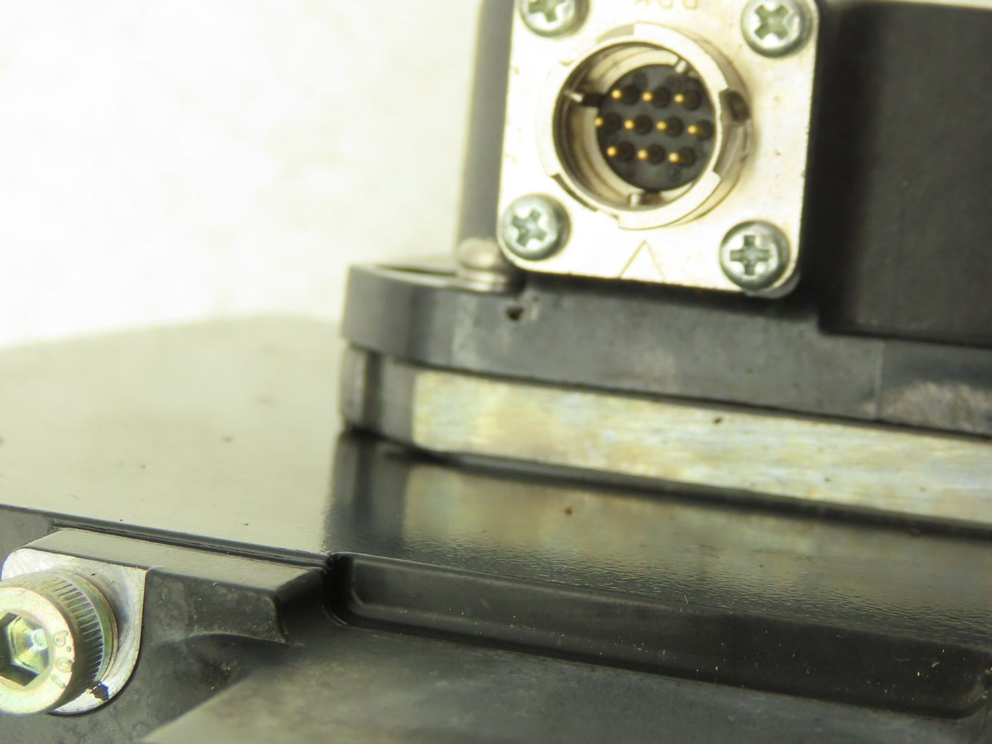 Mitsubishi HF204S AC Servo Motor 2kw 132V 3PH 3000rpm - Encoder 0SA105S5A