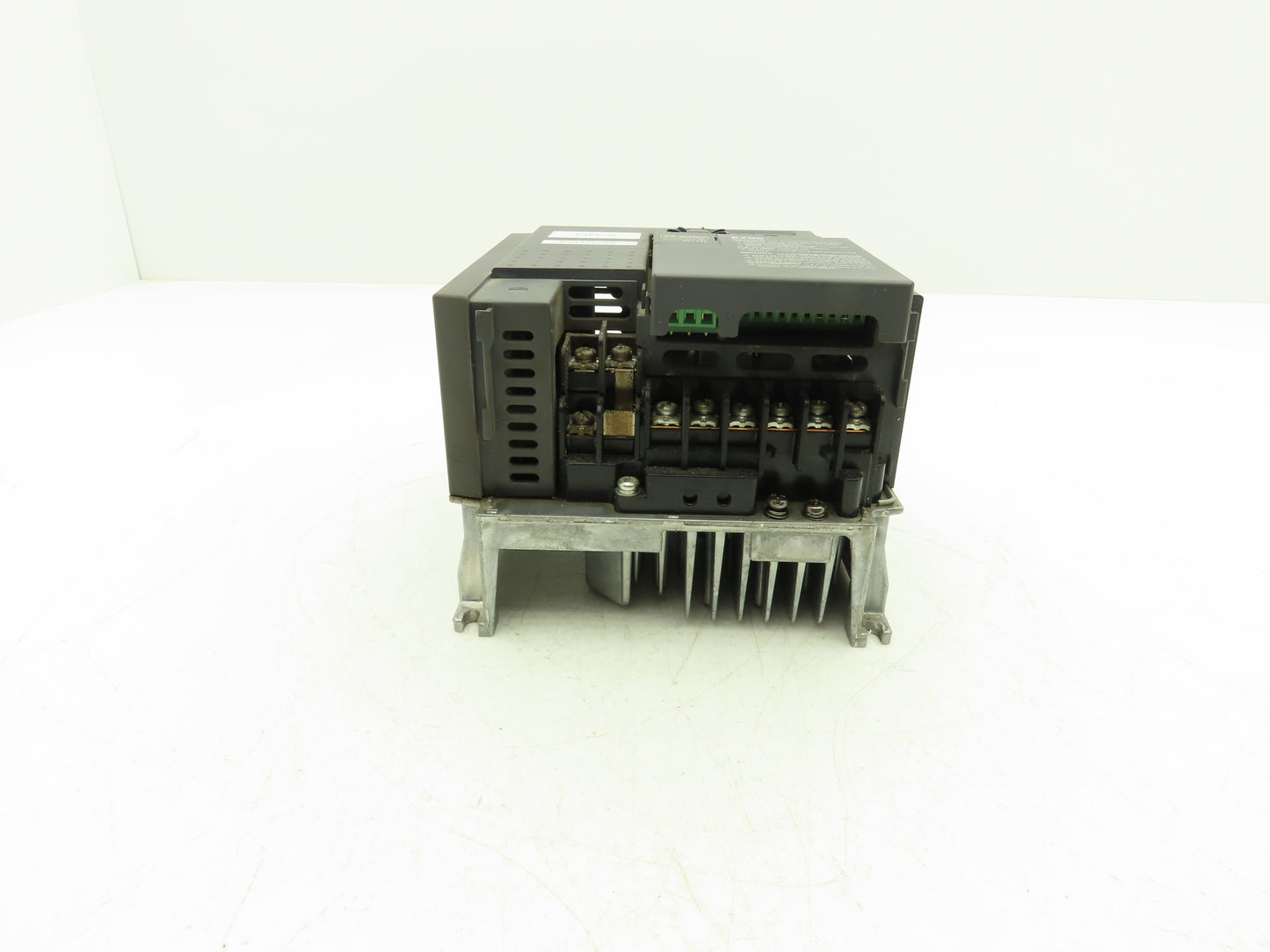 Mitsubishi FR-E740-026-NA E700 Inverter Drive 380/480VAC 2.6A Input 3PH 1Hp