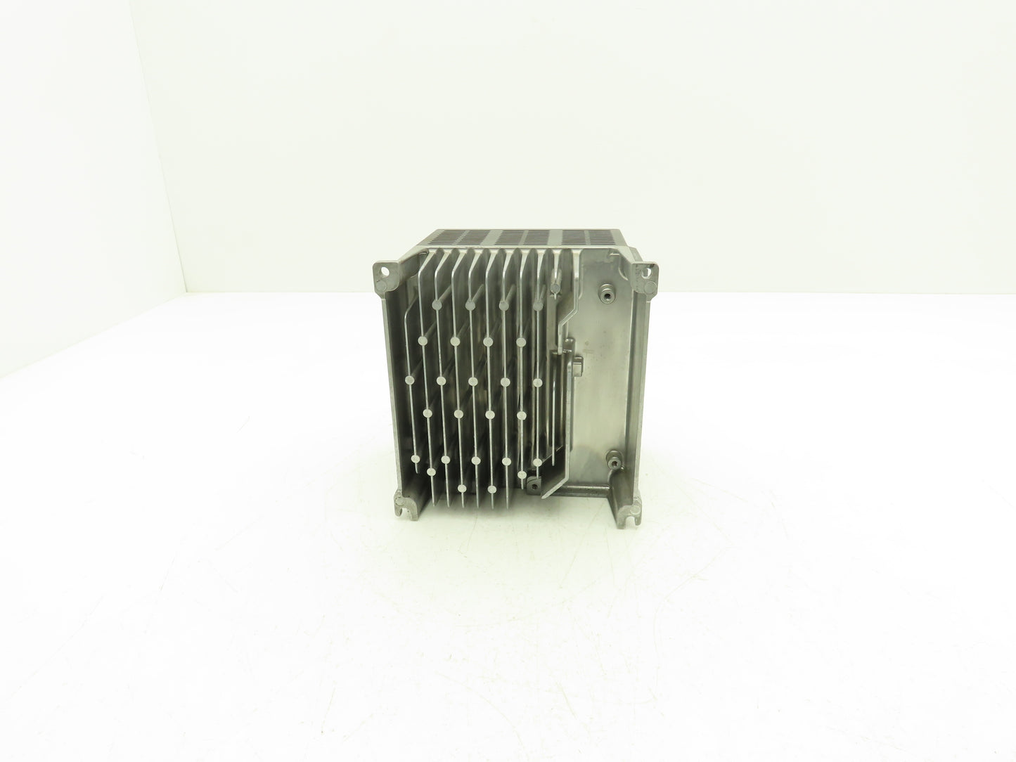 Mitsubishi FR-E740-026-NA E700 Inverter Drive 380/480VAC 2.6A Input 3PH 1Hp