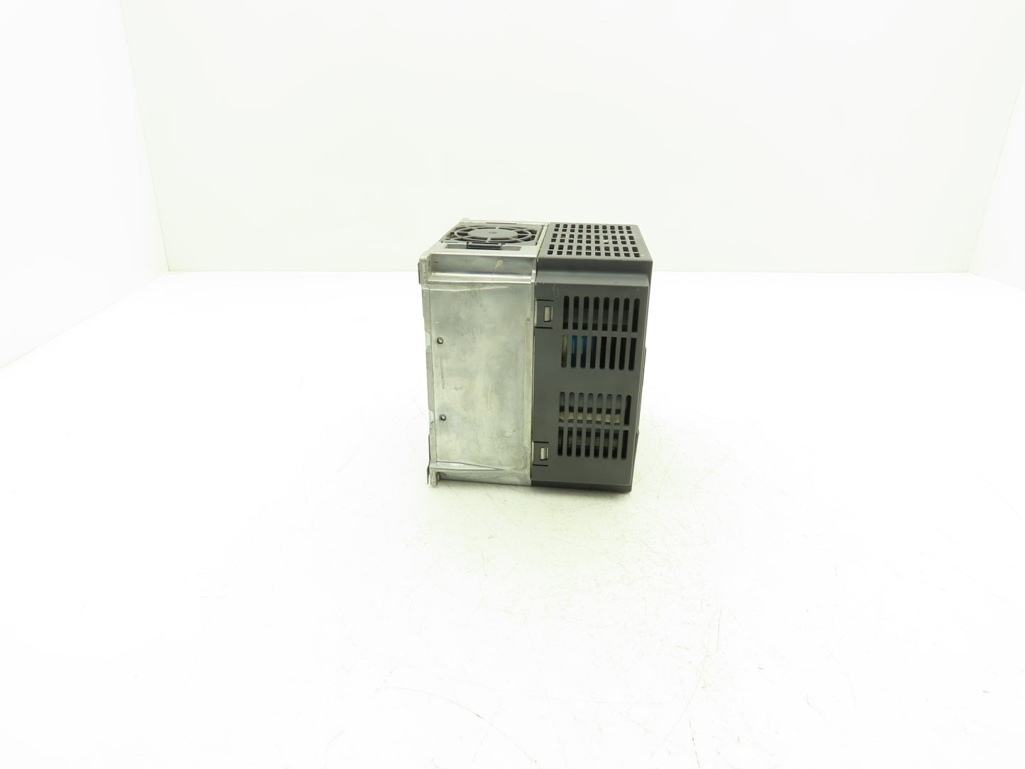 Mitsubishi FR-E740-095-NA E700 Inverter Drive 380/480VAC 15.1A Input 3PH 5Hp
