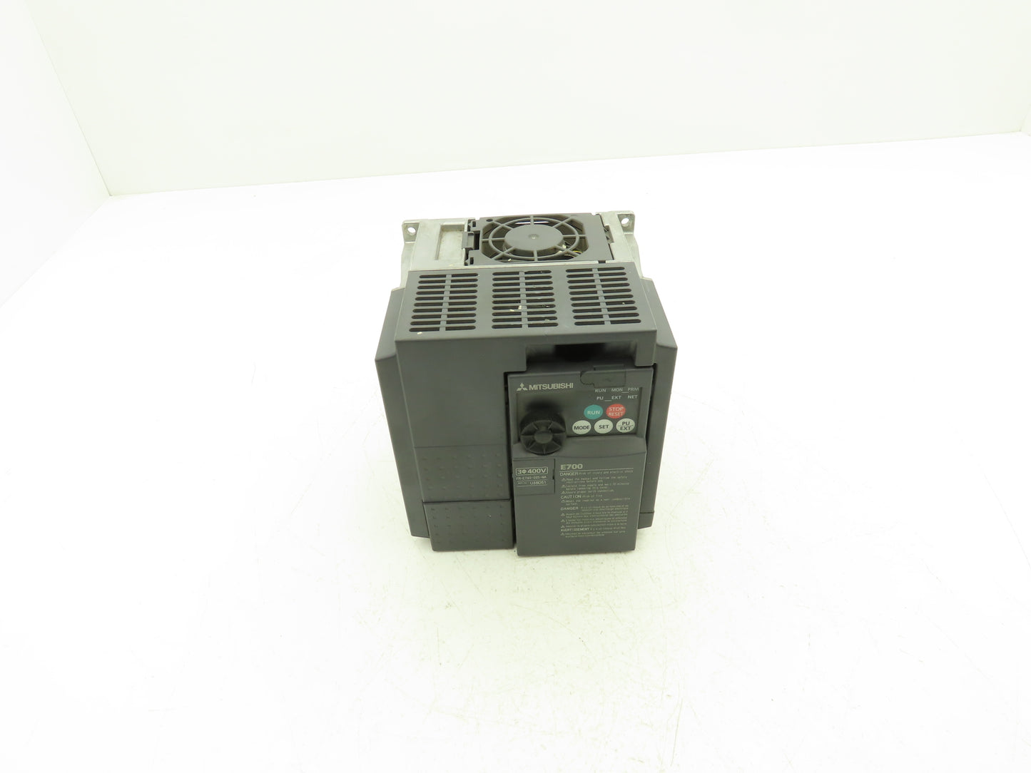 Mitsubishi FR-E740-095-NA E700 Inverter Drive 380/480VAC 15.1A Input 3PH 5Hp