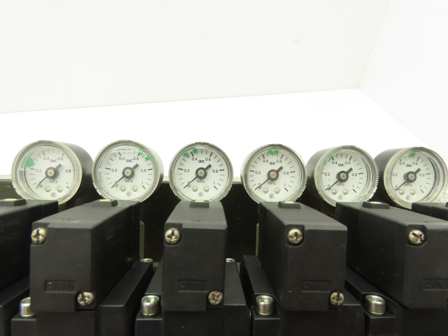 SMC NVFS4300-5FZ Pneumatic Solenoid Valve 7-Station Manifold 24V NVV5FS4-01T-071