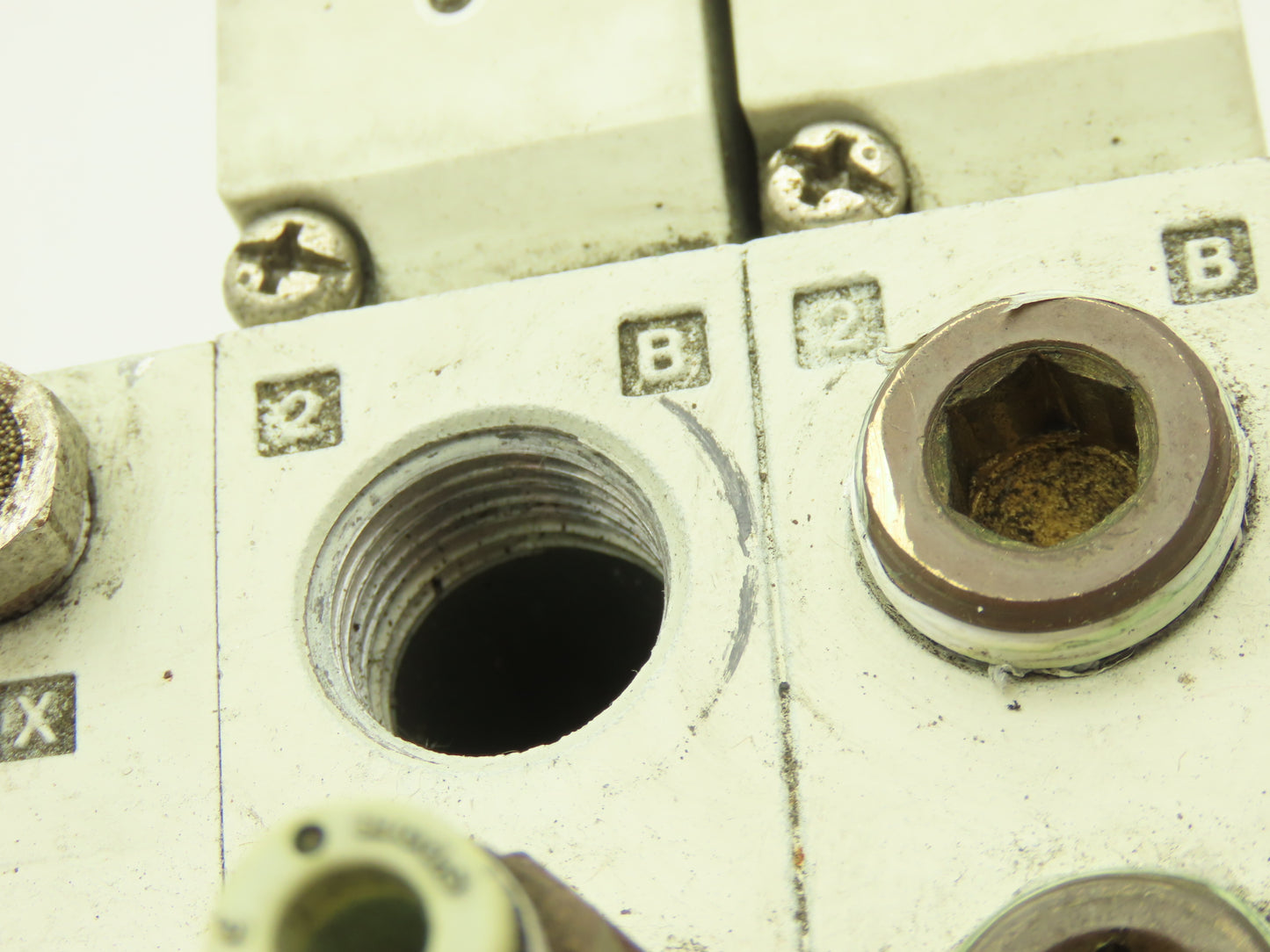 SMC VQ4301-5W Pneumatic Solenoid Valve 3-Station Manifold 24VDC  Lot of 2