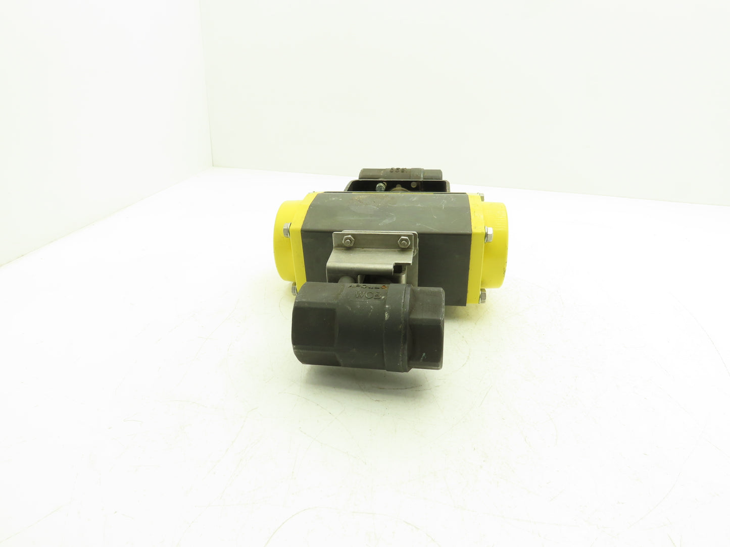 Conbraco Compac Torque Pneumatic Actuator 1-1/2" NPT Black Double Ball Valve