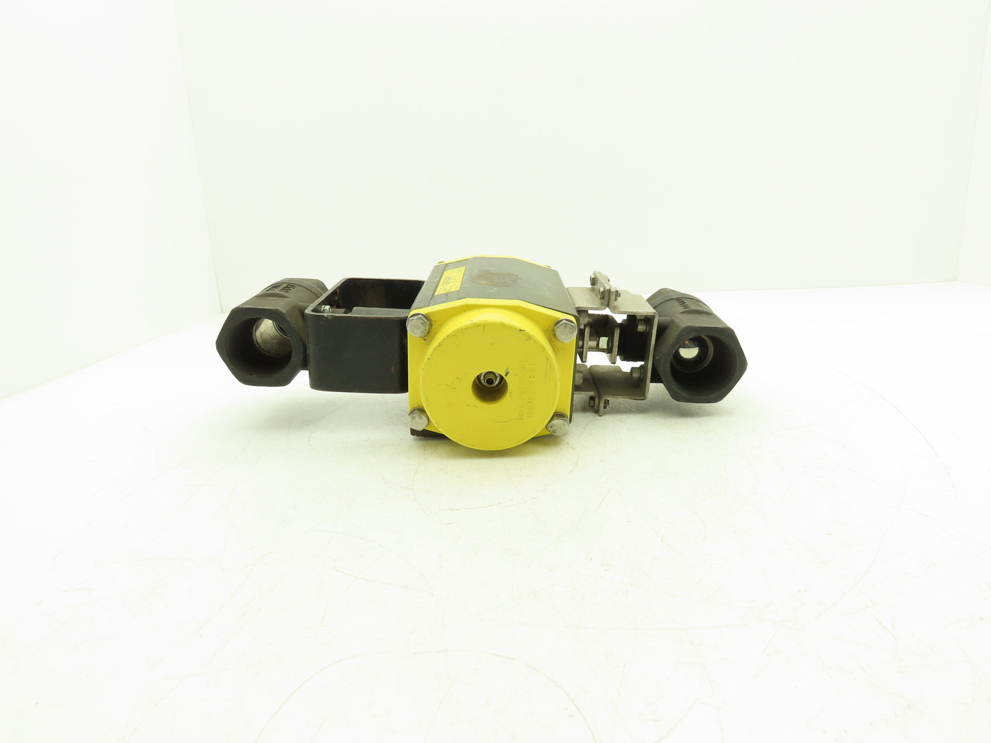 Conbraco Compac Torque Pneumatic Actuator 1-1/2" NPT Black Double Ball Valve
