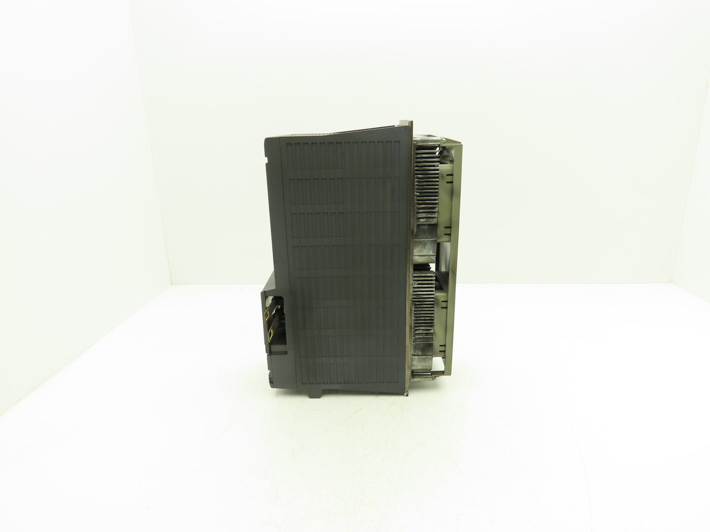 Mitsubishi MDS-D-SP-200 Spindle Drive Unit 15kW 230VAC In 155VAC 3PH 0-833Hz Out