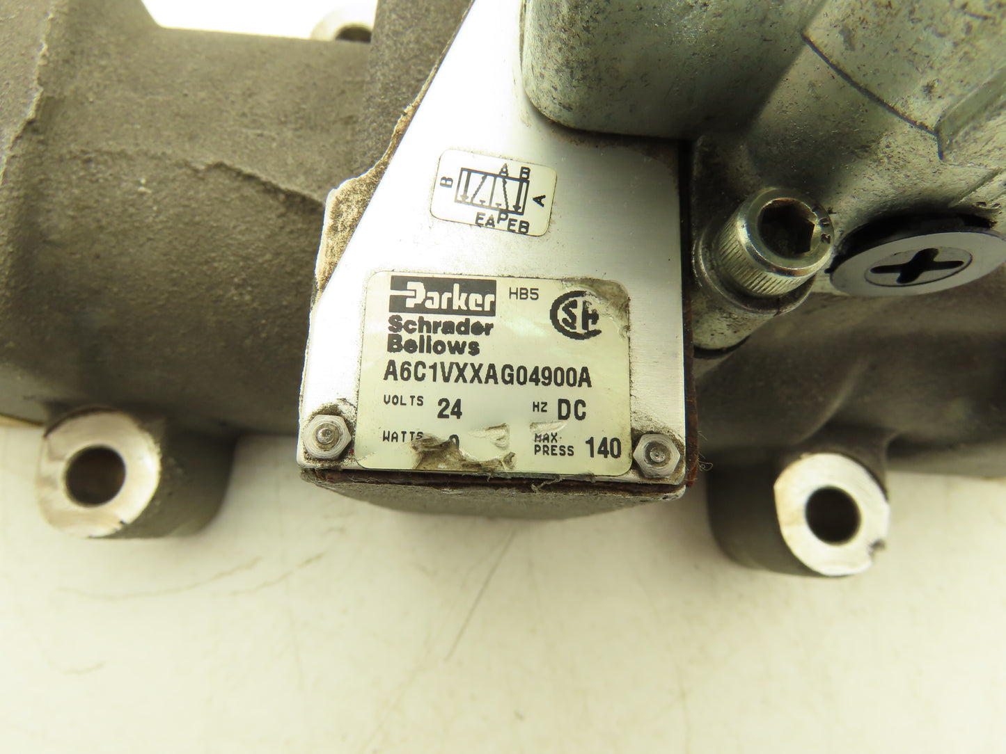 Parker A6C1VXXAG04900A Pneumatic Directional Solenoid Valve 4/2-Pos 24V