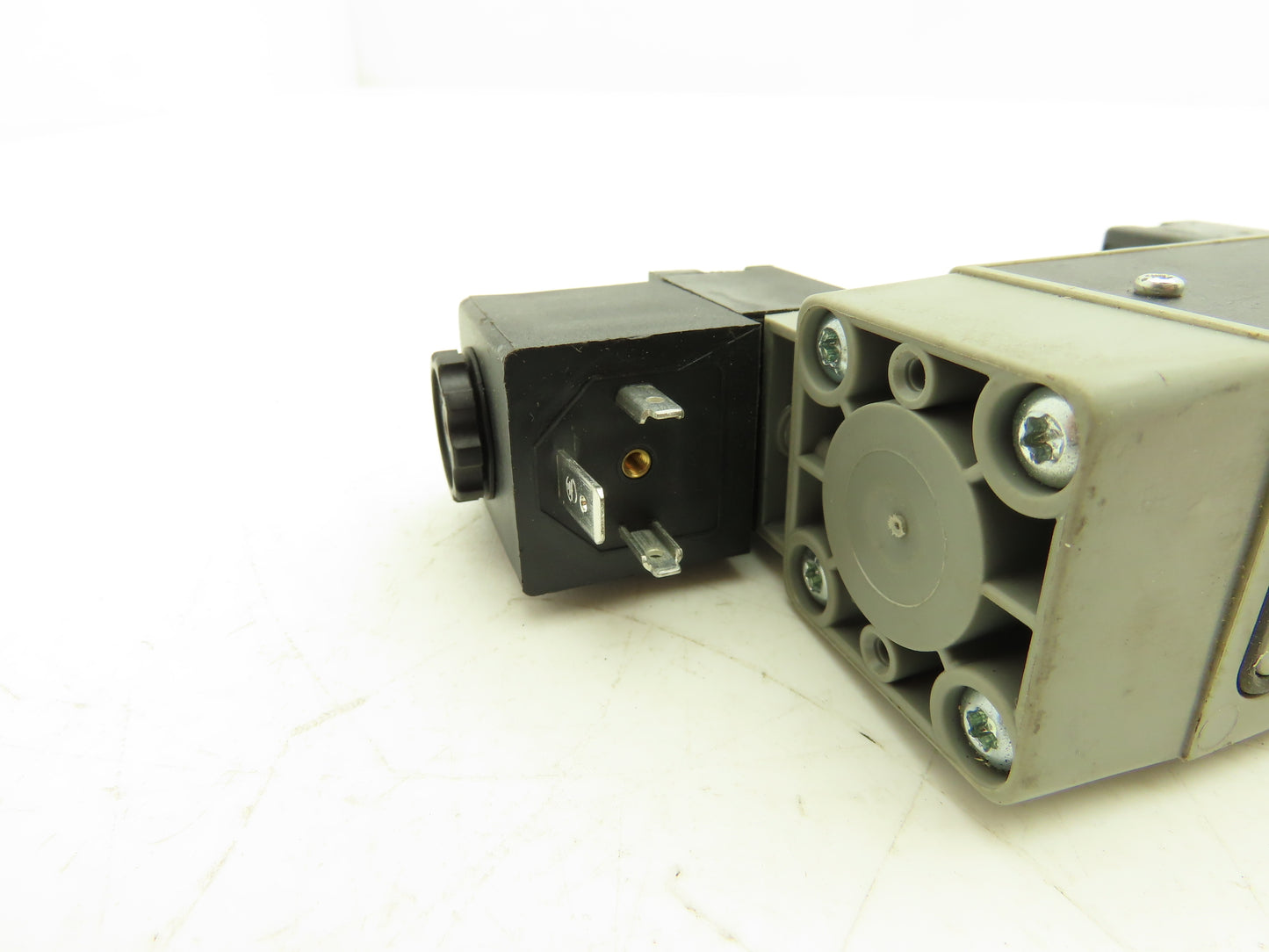 Bosch 0 820 024 510 Pneumatic Directional Solenoid Valve 24V Missing 1 Solenoid