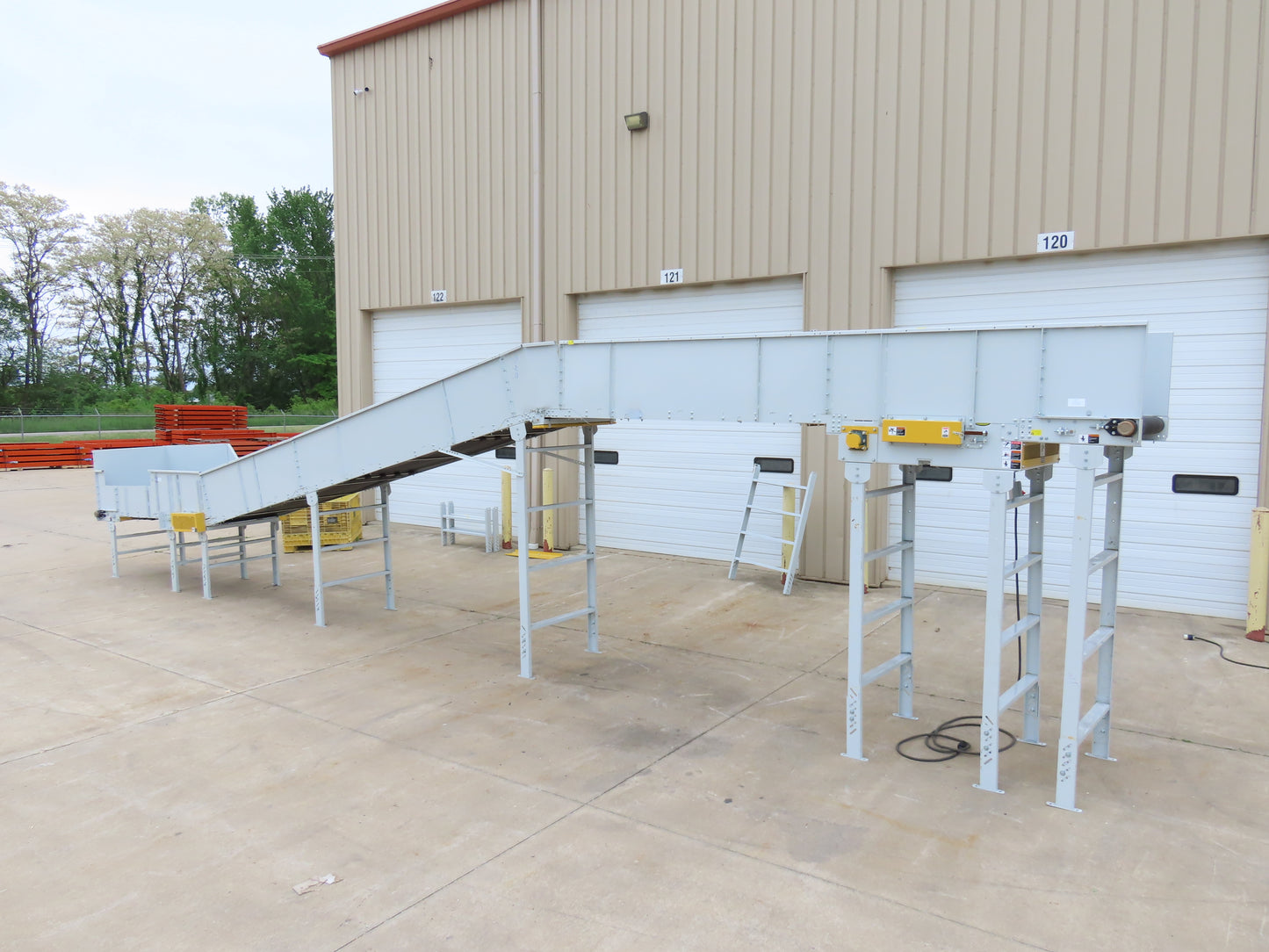 Hytrol HSSHD 43"x 47' 6" Incline Belt Conveyor 5Hp 3PH Center Drive 180fpm 102"H