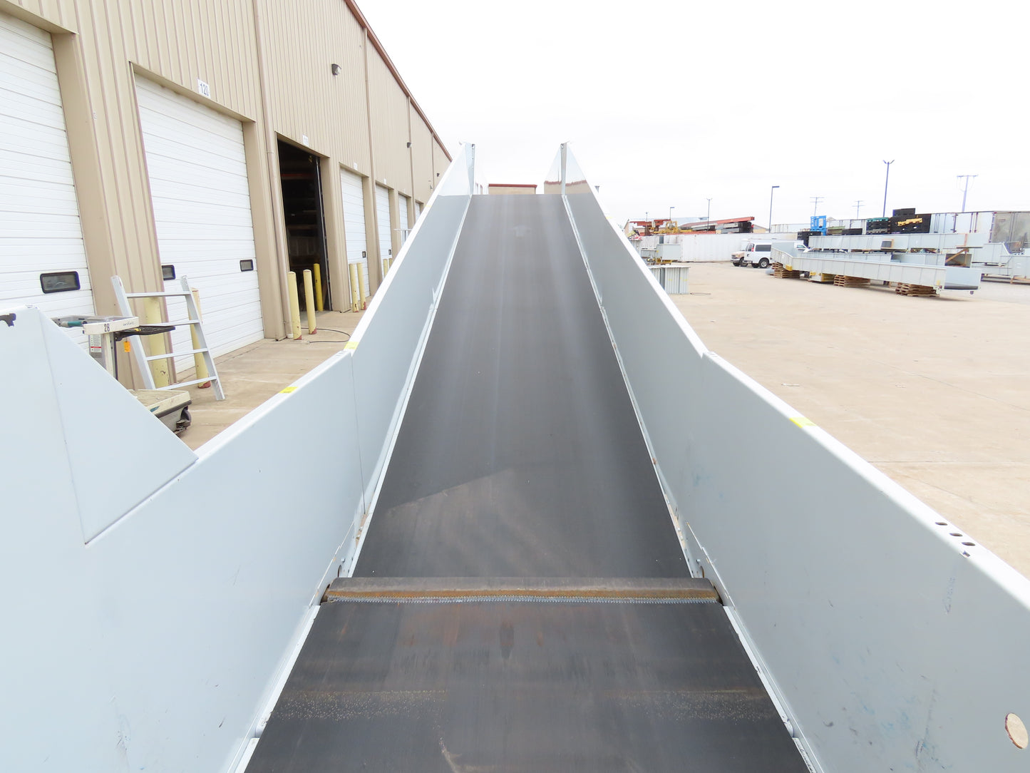 Hytrol HSSHD 43"x 47' 6" Incline Belt Conveyor 5Hp 3PH Center Drive 180fpm 102"H