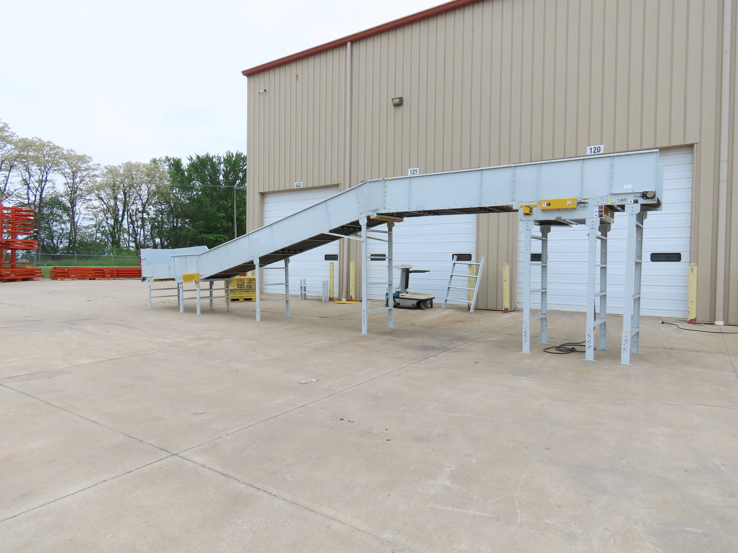 Hytrol HSSHD 43"x 47' 6" Incline Belt Conveyor 5Hp 3PH Center Drive 180fpm 102"H