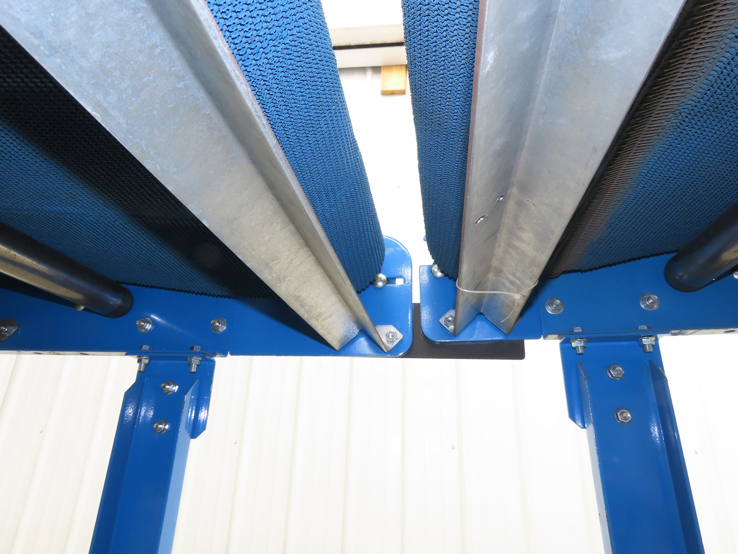 Lewco 25"x 10' Flat/Incline Grip Top Belt Conveyor .75Hp 3PH End Drive 130fpm