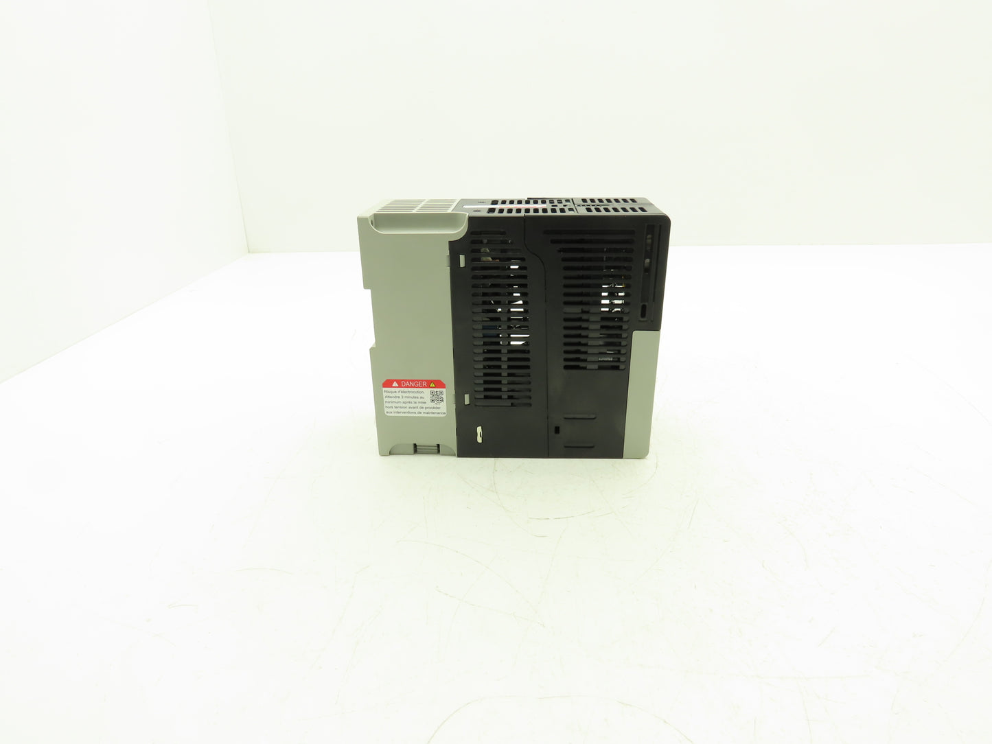 Allen Bradley 25C-D6P0N104 PowerFlex 527 Variable AC Drive VFD 3HP 480V 3PH