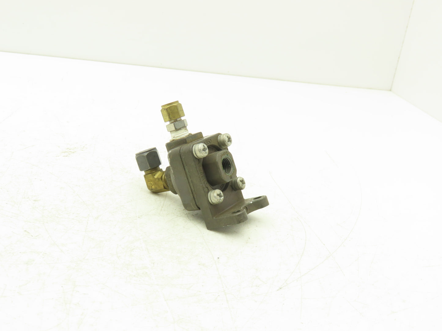American Standard P54350 Pneumatic Shuttle Valve 200psi  1/4" Ports