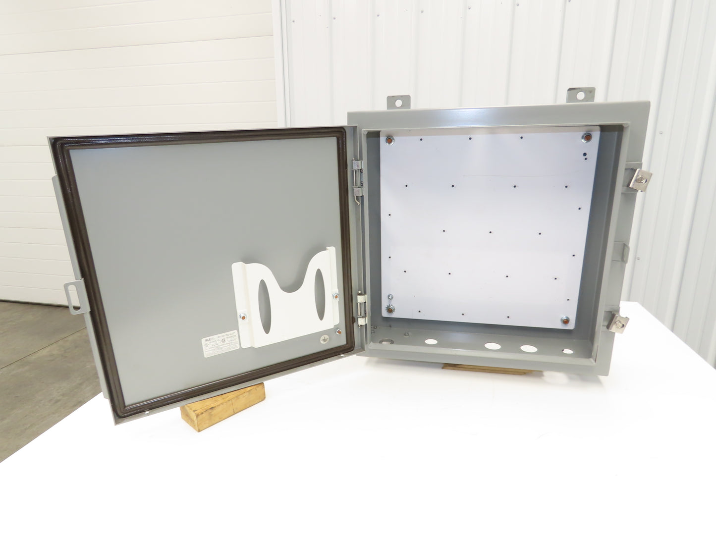 Saginaw SCE-20H2006LP Electrical Enclosure 20x20x6" Backplate Knockout Wallmount