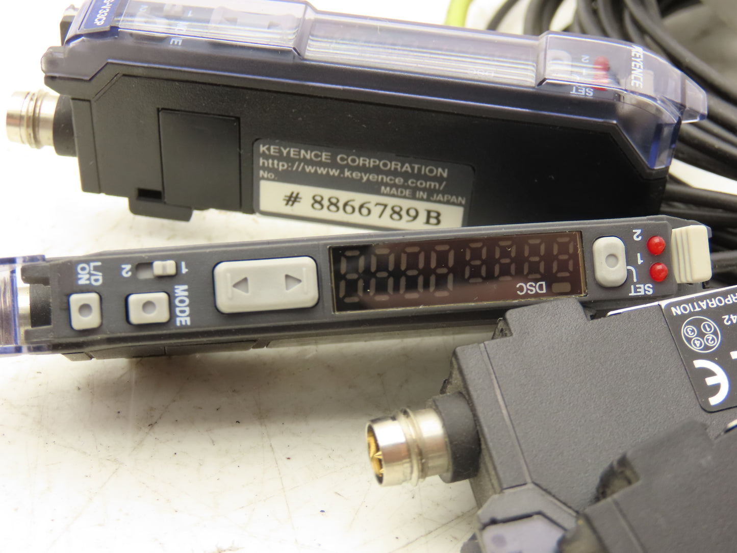 Keyence FS-V33CP Fiber Optic Sensor 24V Various Cable Lengths Included Lot of 4