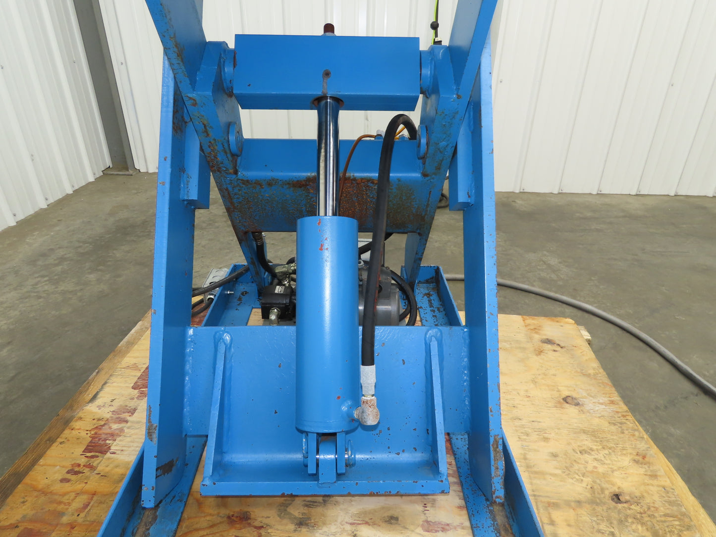 Bishamon Hydraulic Lift Table 2500lbs 36" Travel 24x48" Swivel Top 3Ph