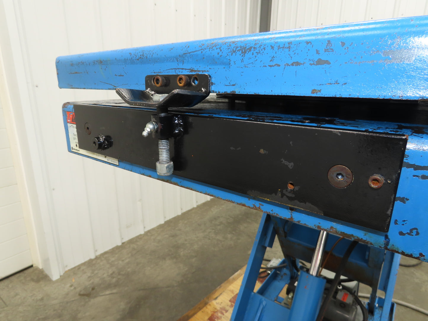 Bishamon Hydraulic Lift Table 2500lbs 36" Travel 24x48" Swivel Top 3Ph