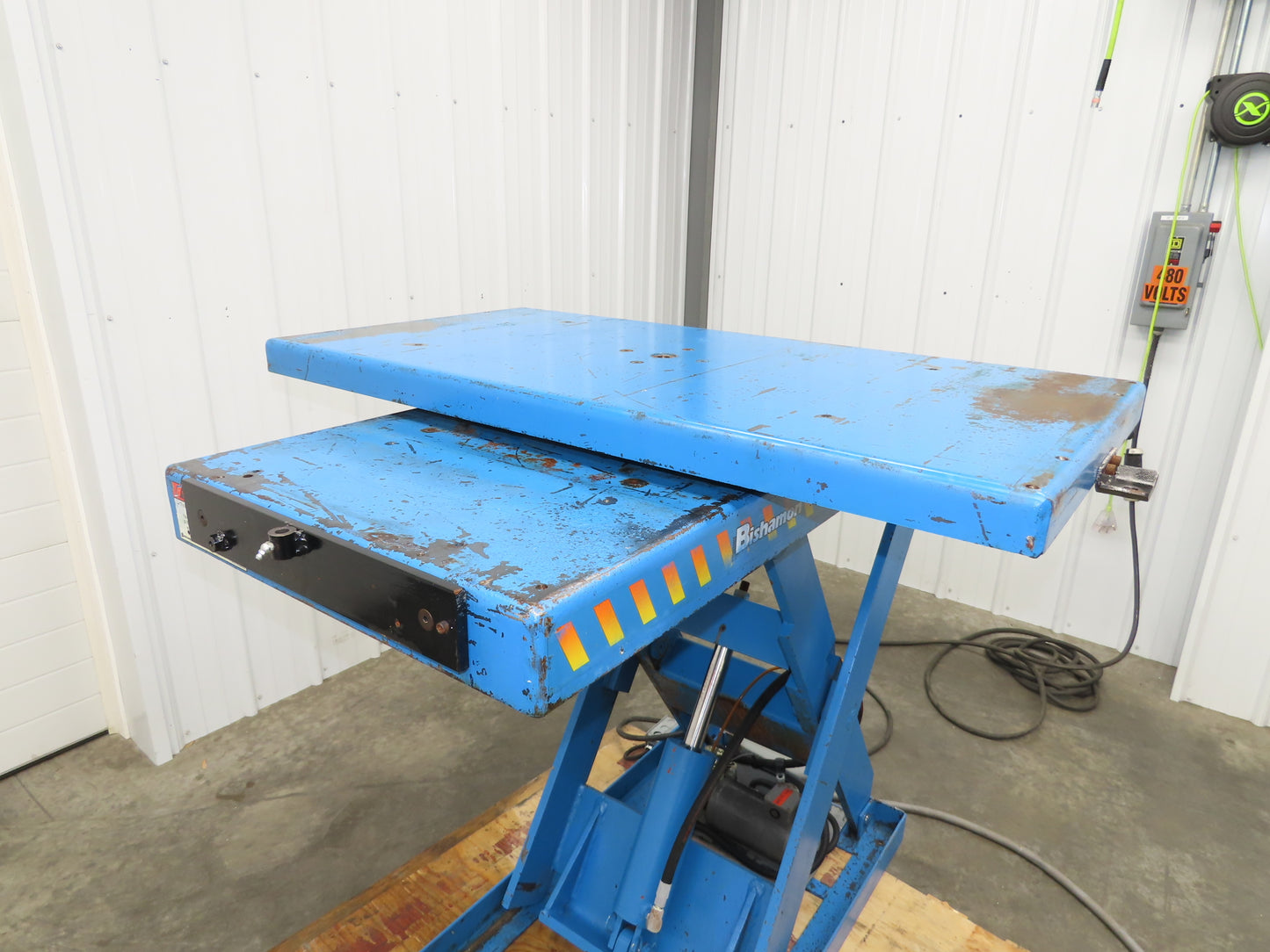 Bishamon Hydraulic Lift Table 2500lbs 36" Travel 24x48" Swivel Top 3Ph