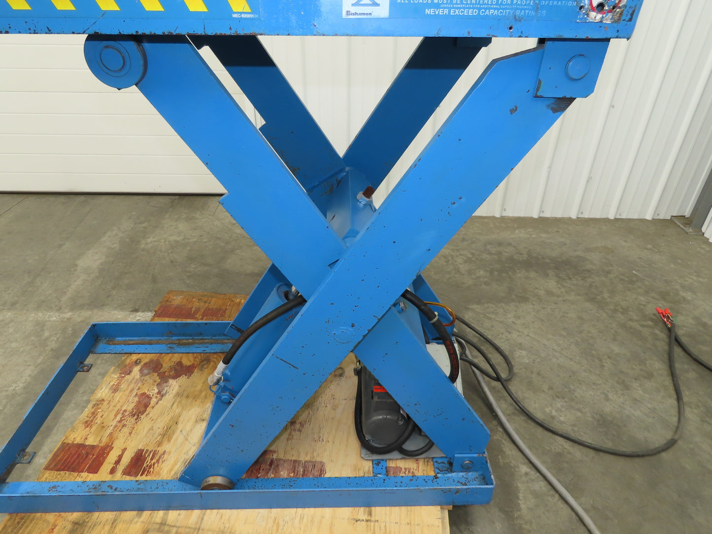 Bishamon Hydraulic Lift Table 2500lbs 36" Travel 24x48" Swivel Top 3Ph