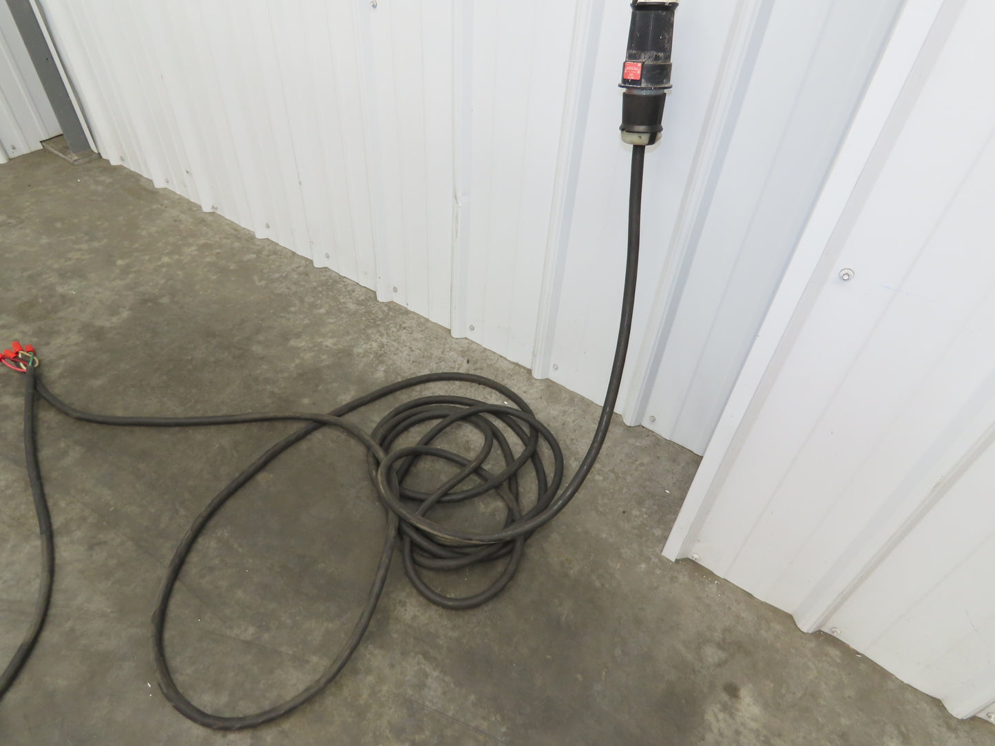 Bishamon Hydraulic Lift Table 2500lbs 36" Travel 24x48" Swivel Top 3Ph