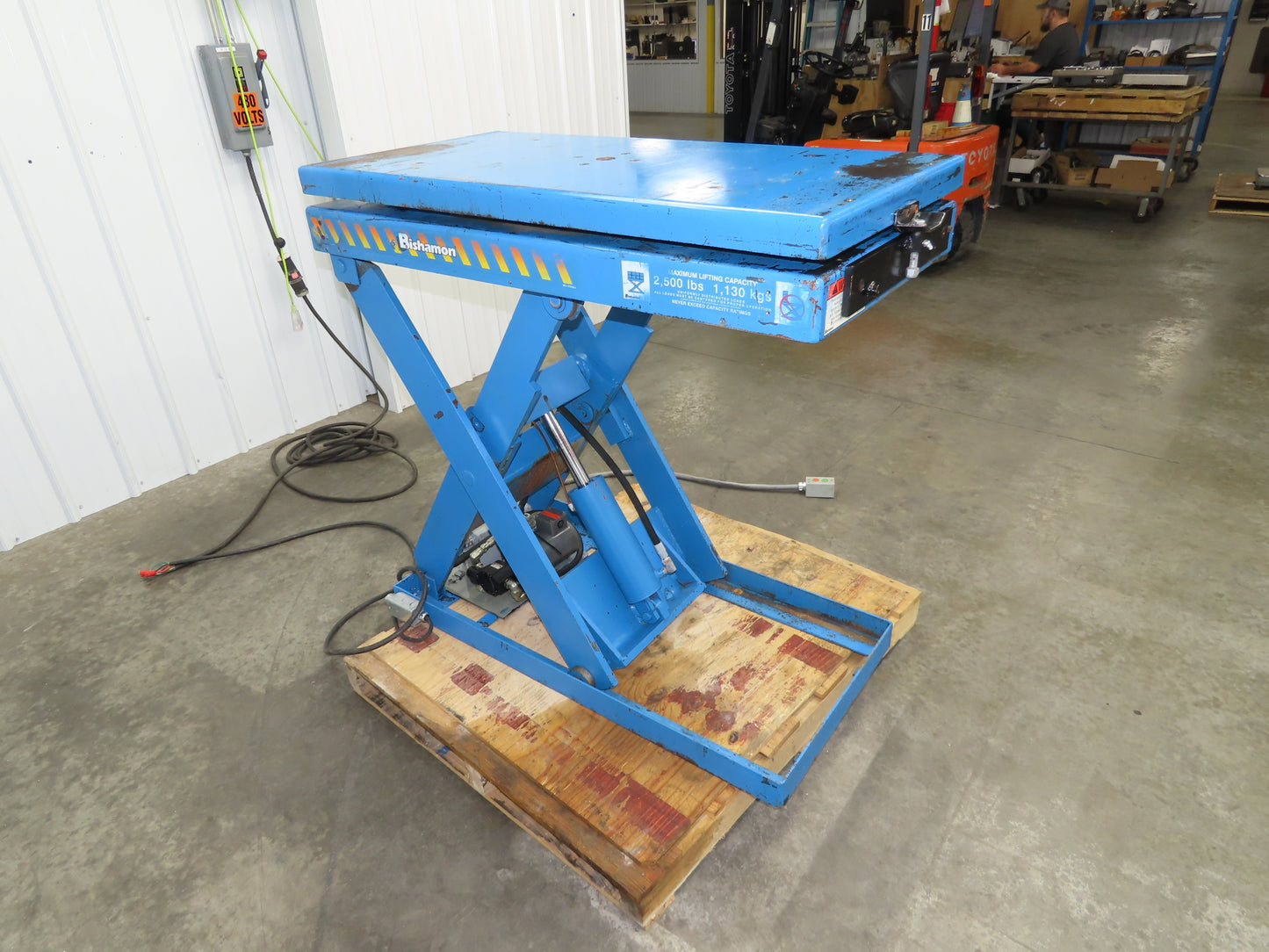 Bishamon Hydraulic Lift Table 2500lbs 36" Travel 24x48" Swivel Top 3Ph