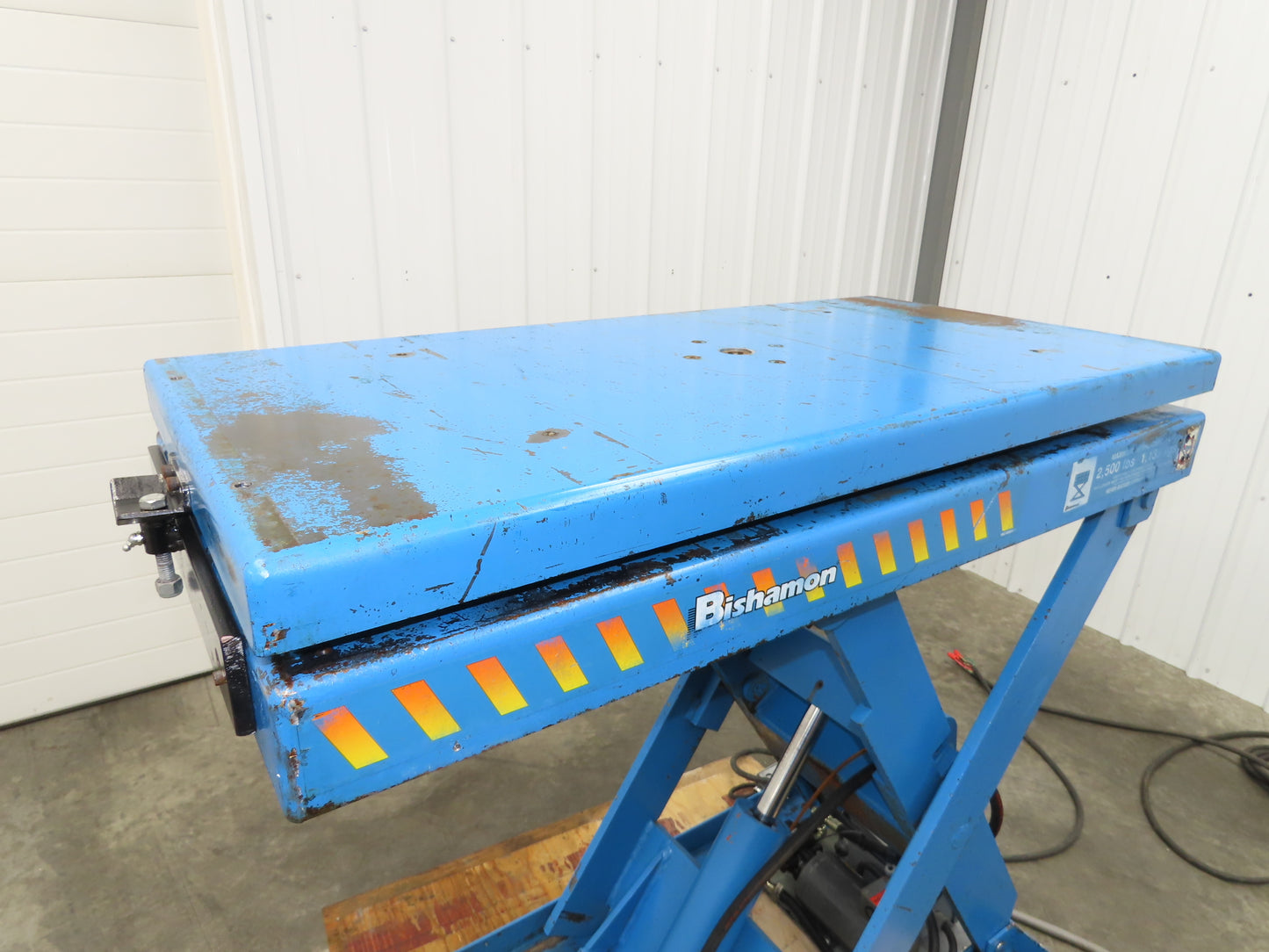 Bishamon Hydraulic Lift Table 2500lbs 36" Travel 24x48" Swivel Top 3Ph