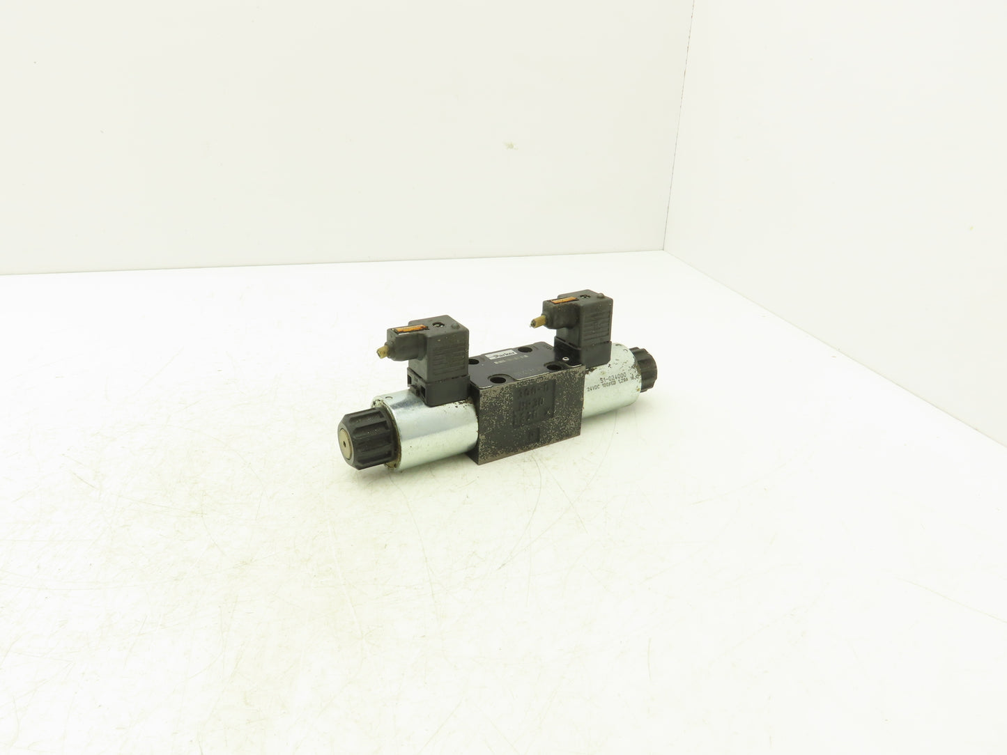 Parker D1VW004CNJW91 Hydraulic Directional Solenoid Valve 5000 PSI 24VDC