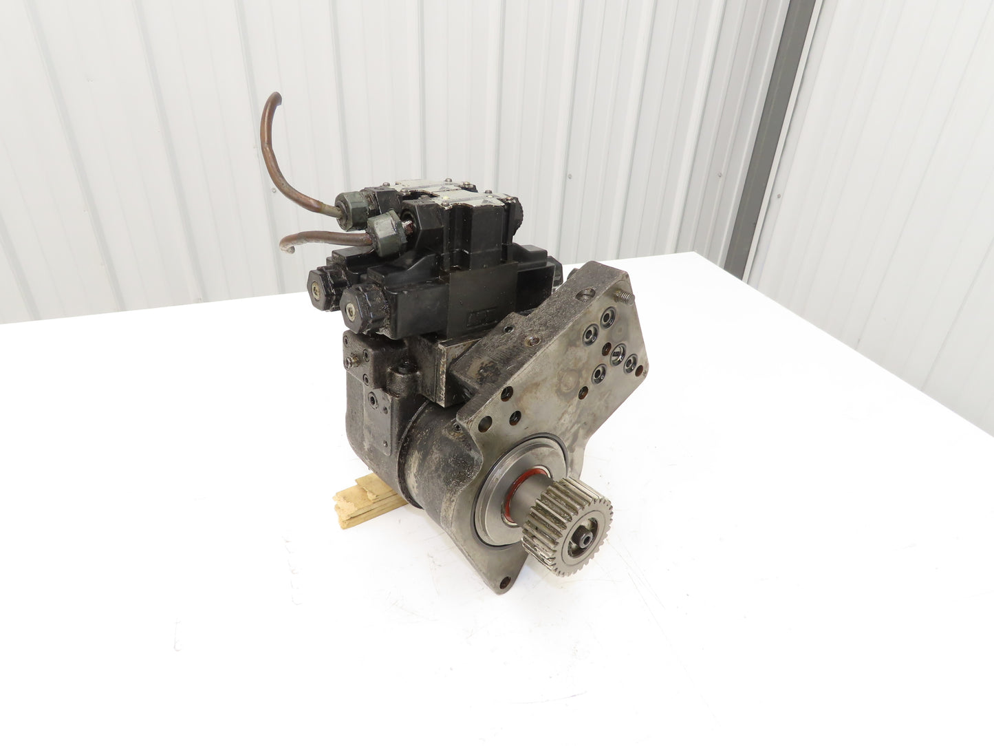 Daikin EDM 116A-3R3-1-30-595 Hydraulic Motor w/Solenoid Valve Control 110V