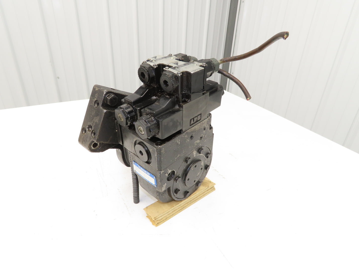 Daikin EDM 116A-3R3-1-30-595 Hydraulic Motor w/Solenoid Valve Control 110V