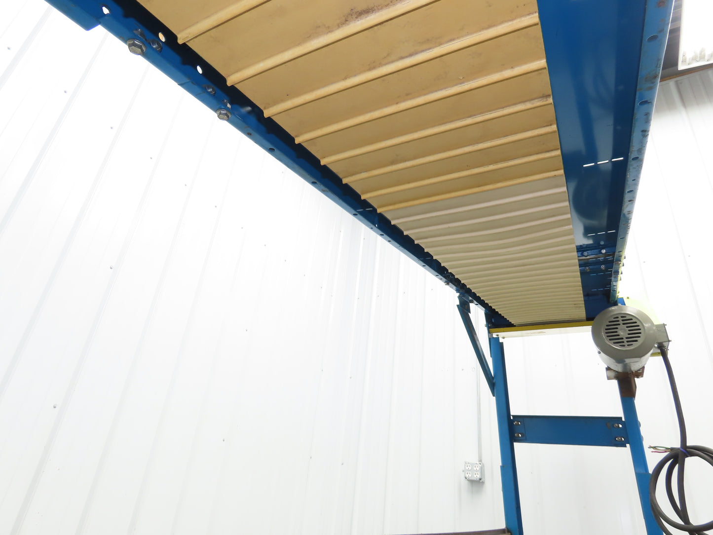 New London Engineering 21"x 10' Incline Conveyor 12" Cleated Belt .5Hp 3PH 25FPM