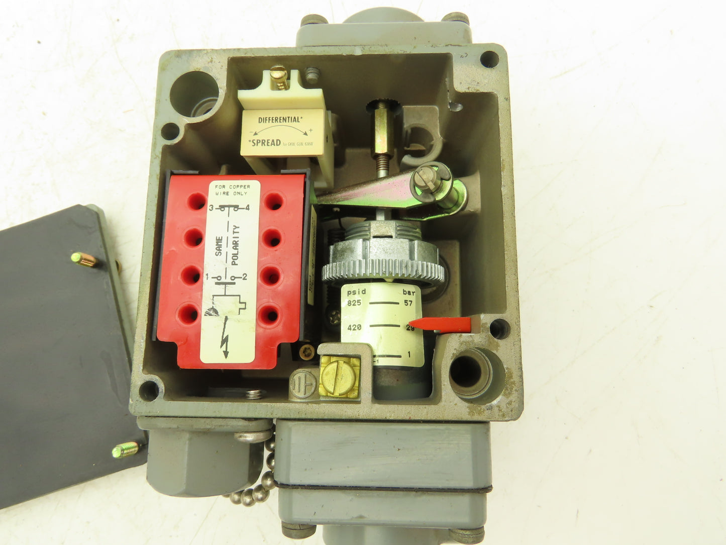 Square D 9012 GJW-1 Differential Pressure Switch 15-825 PSI Difference Ser C