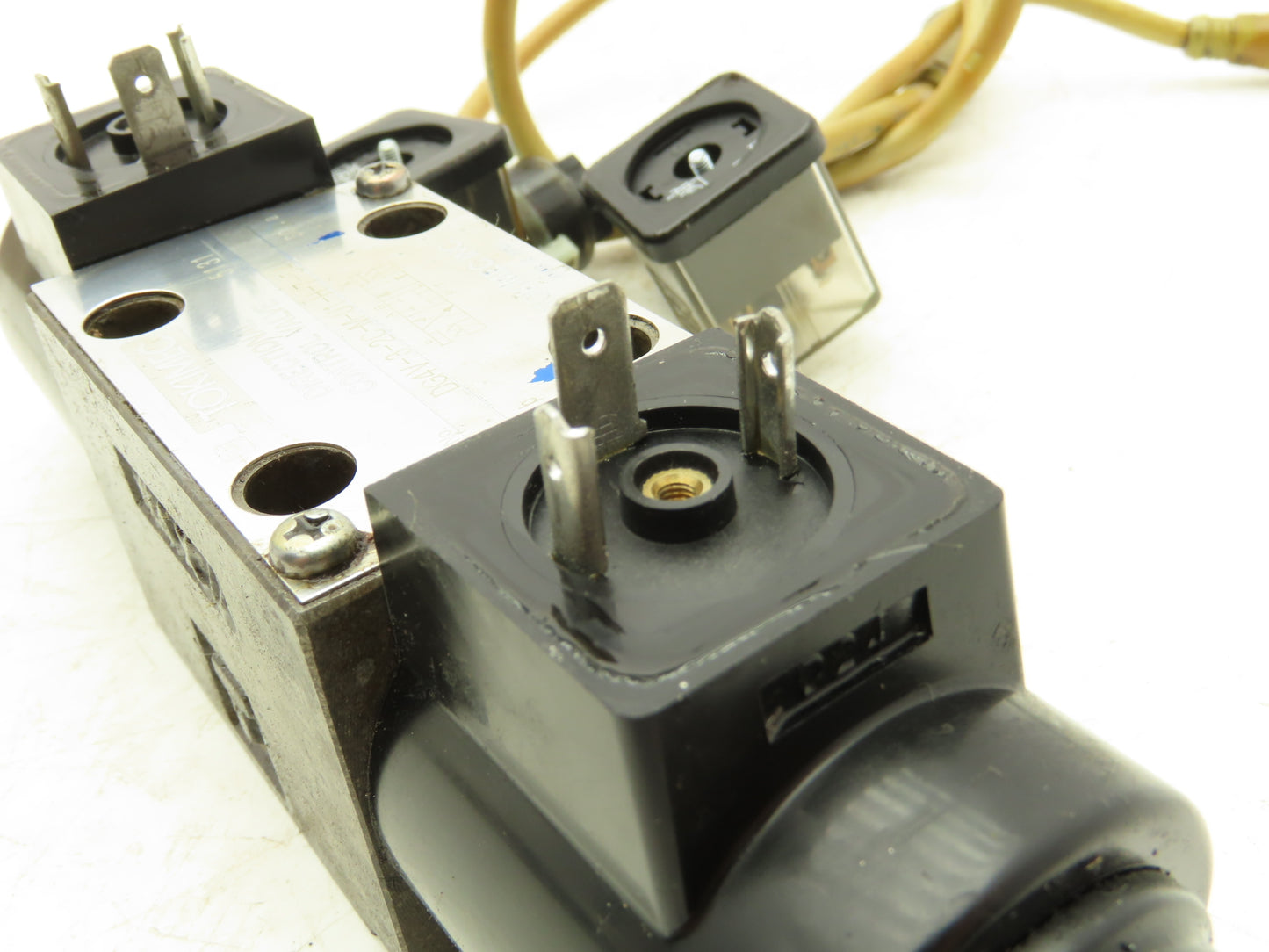 Tokimec DG4V-3-2C-M-U1-H-7-54 Directional Control Double Solenoid Valve 4/3 24V