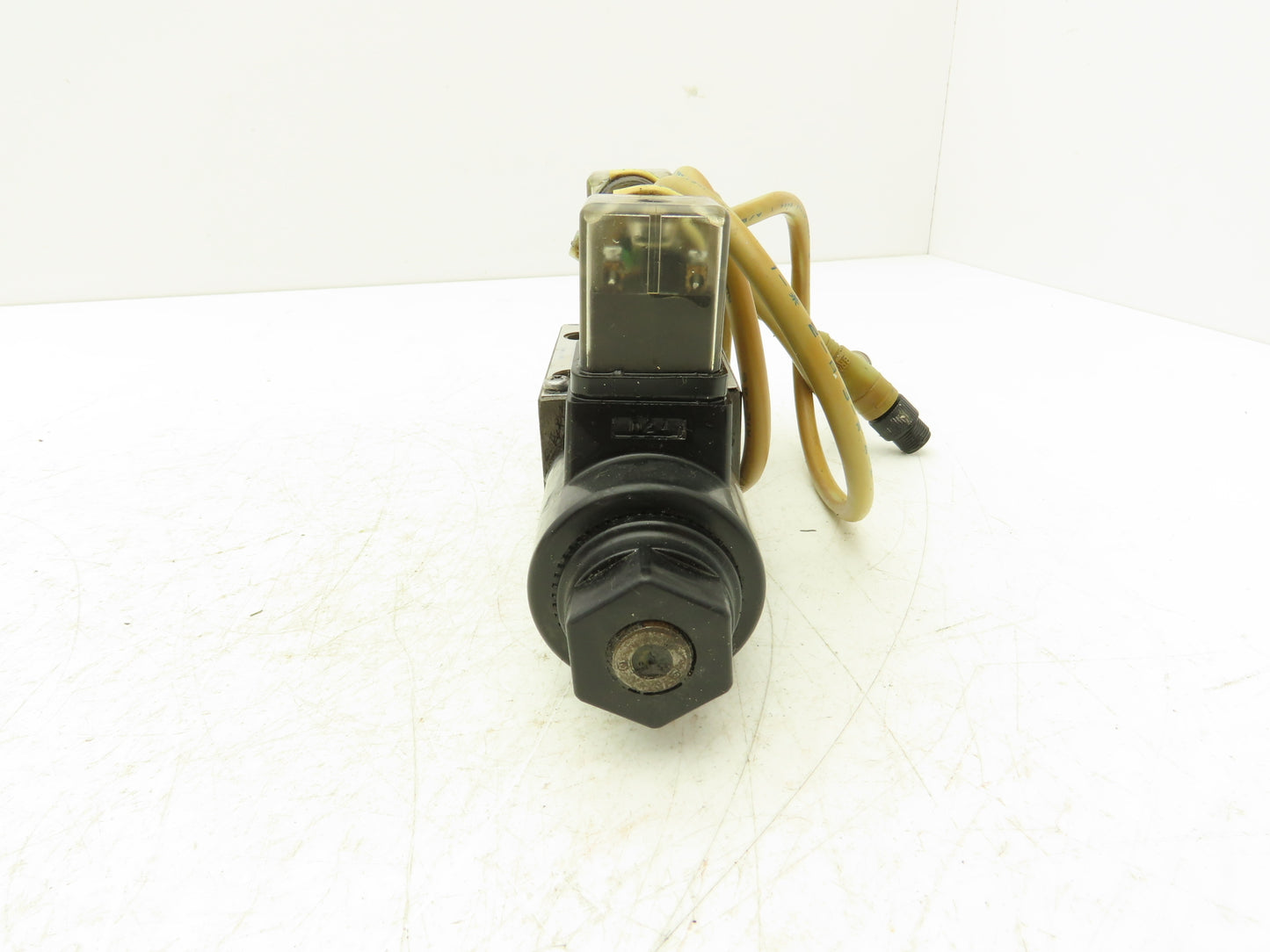 Tokimec DG4V-3-2C-M-U1-H-7-54 Directional Control Double Solenoid Valve 4/3 24V