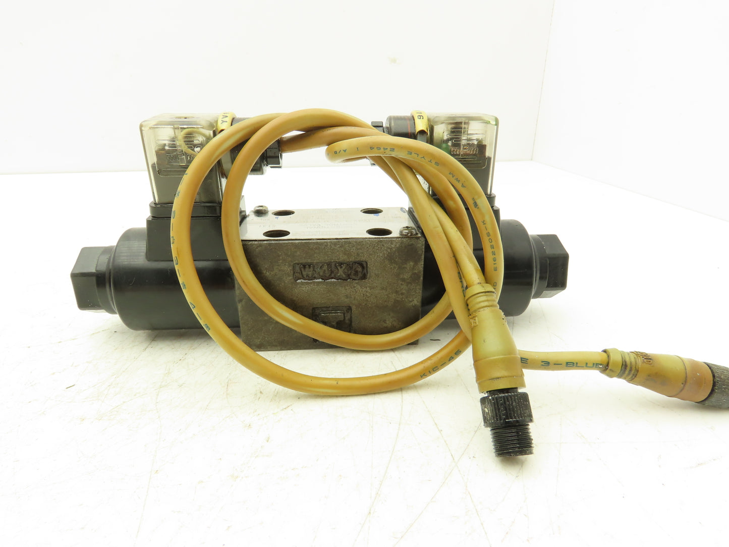 Tokimec DG4V-3-2C-M-U1-H-7-54 Directional Control Double Solenoid Valve 4/3 24V