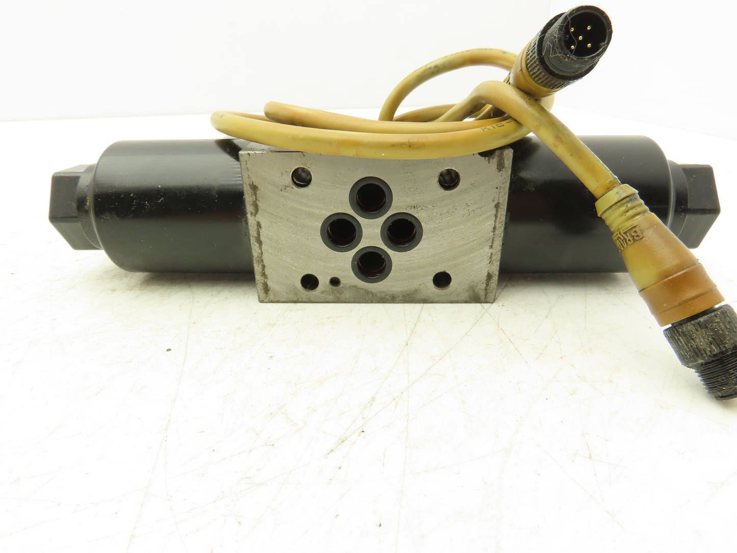 Tokimec DG4V-3-2C-M-U1-H-7-54 Directional Control Double Solenoid Valve 4/3 24V